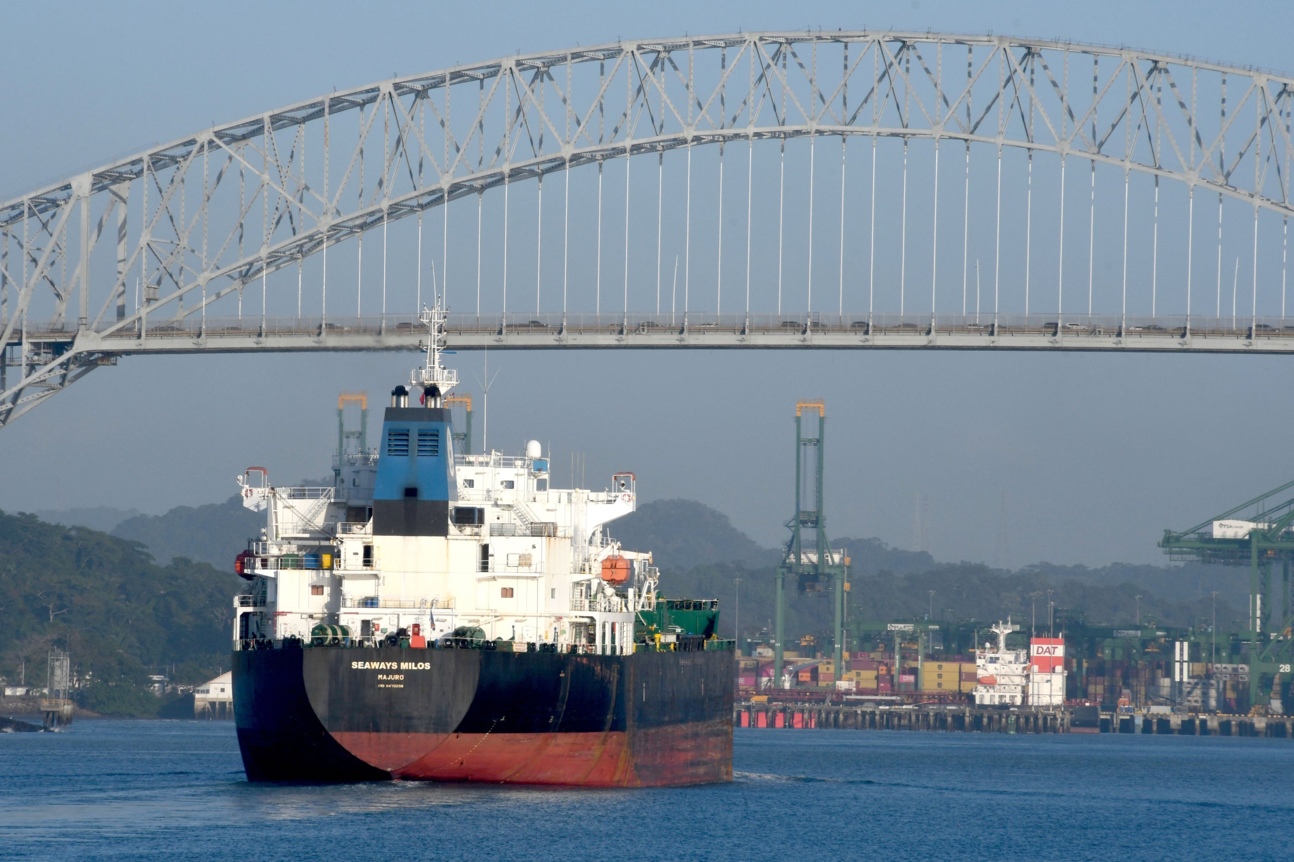 El Milo, un buque cisterna de productos químicos y petroleros, se dirige hacia las esclusas Miraflores del Canal de Panamá. Europa Press / Contacto / Mark Hertzberg