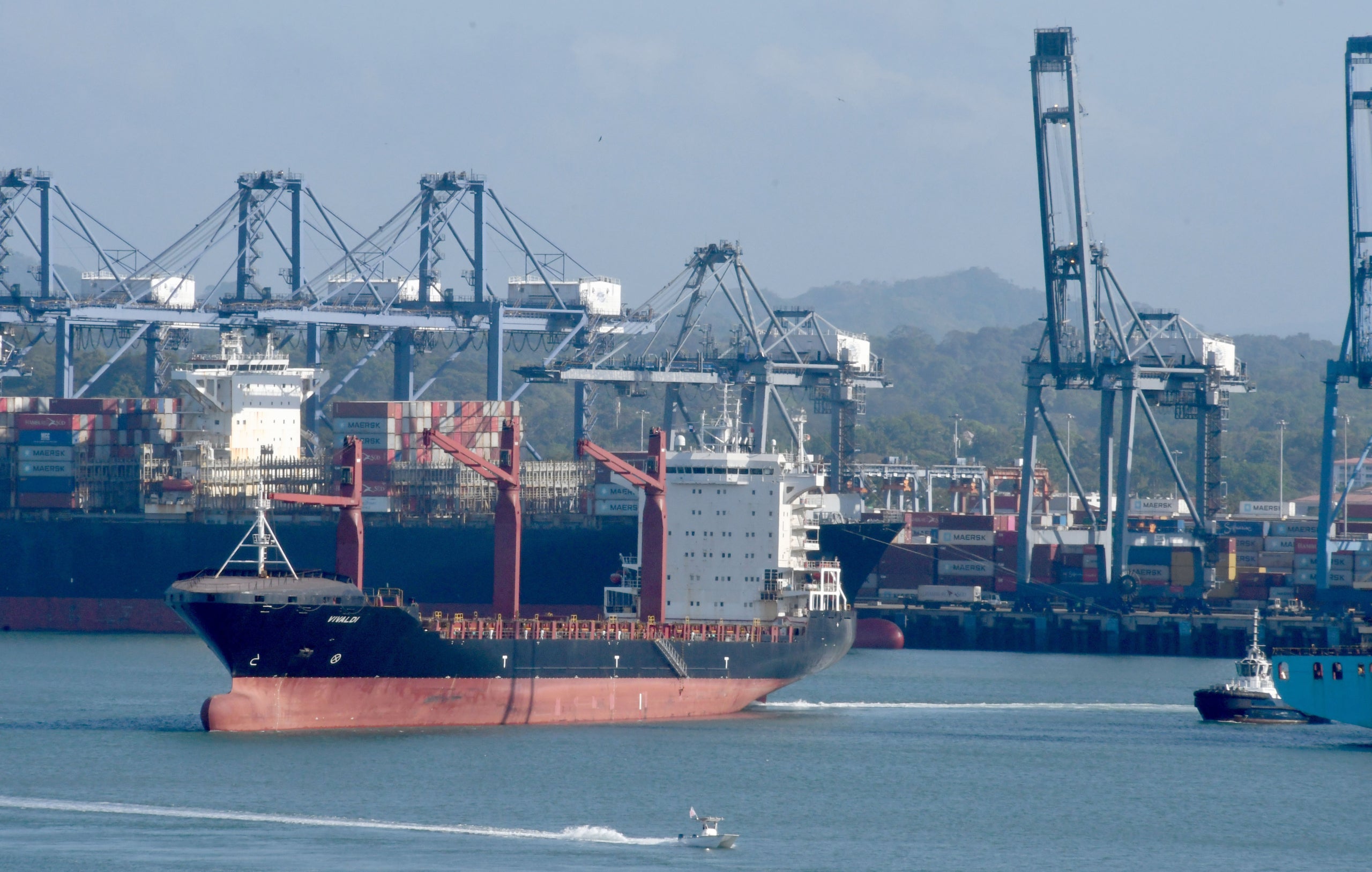 Els contenidors es carreguen dins i fora dels vaixells a la terminal de contenidors Hutchinson Port, amb seu a Hong Kong, prop de l'extrem de l'Oceà Pacífic del canal de Panamà. Europa Press/Contacto/Mark Hertzberg