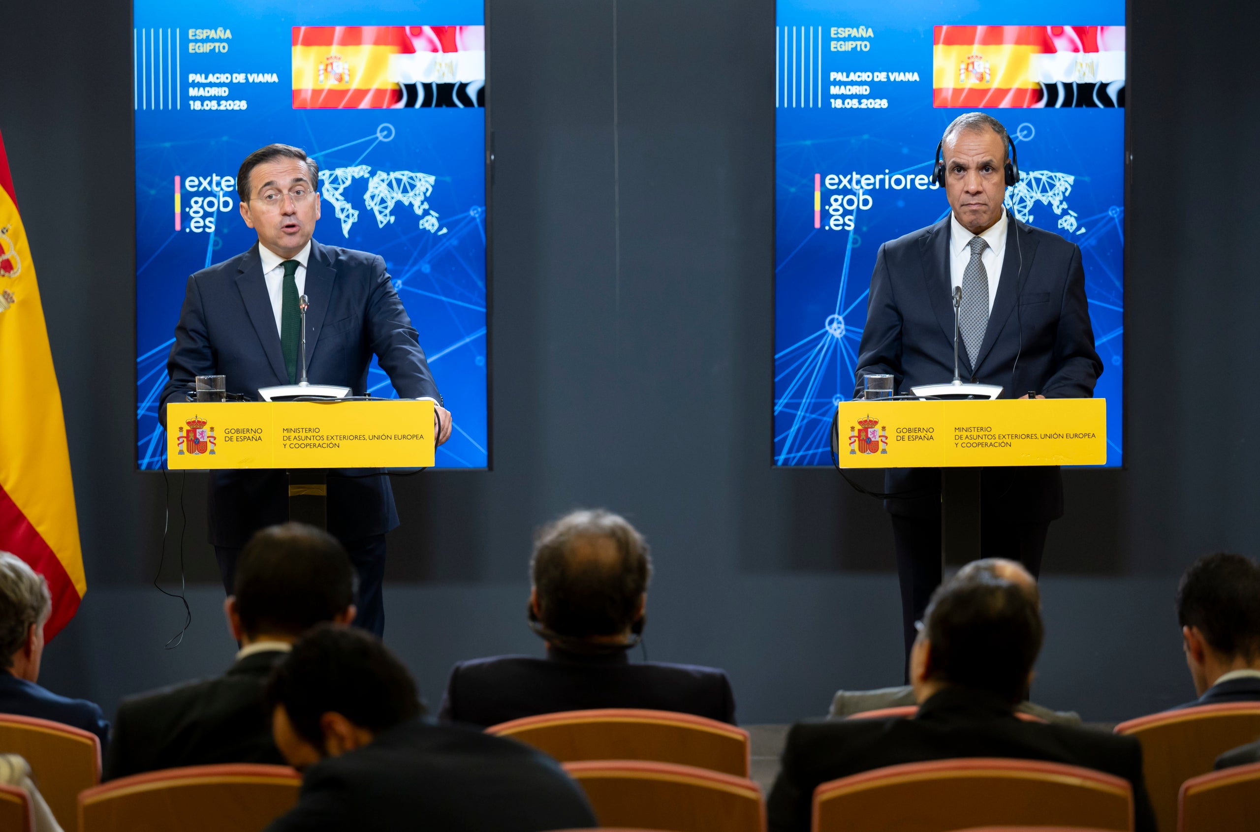 El ministro de asuntos exteriores, Unión Europea y Cooperación, José Manuel Albares, y el ministro de asuntos exteriores, Cooperación Internacional y Egipcios en el Extranjero, Badr Abdelaty