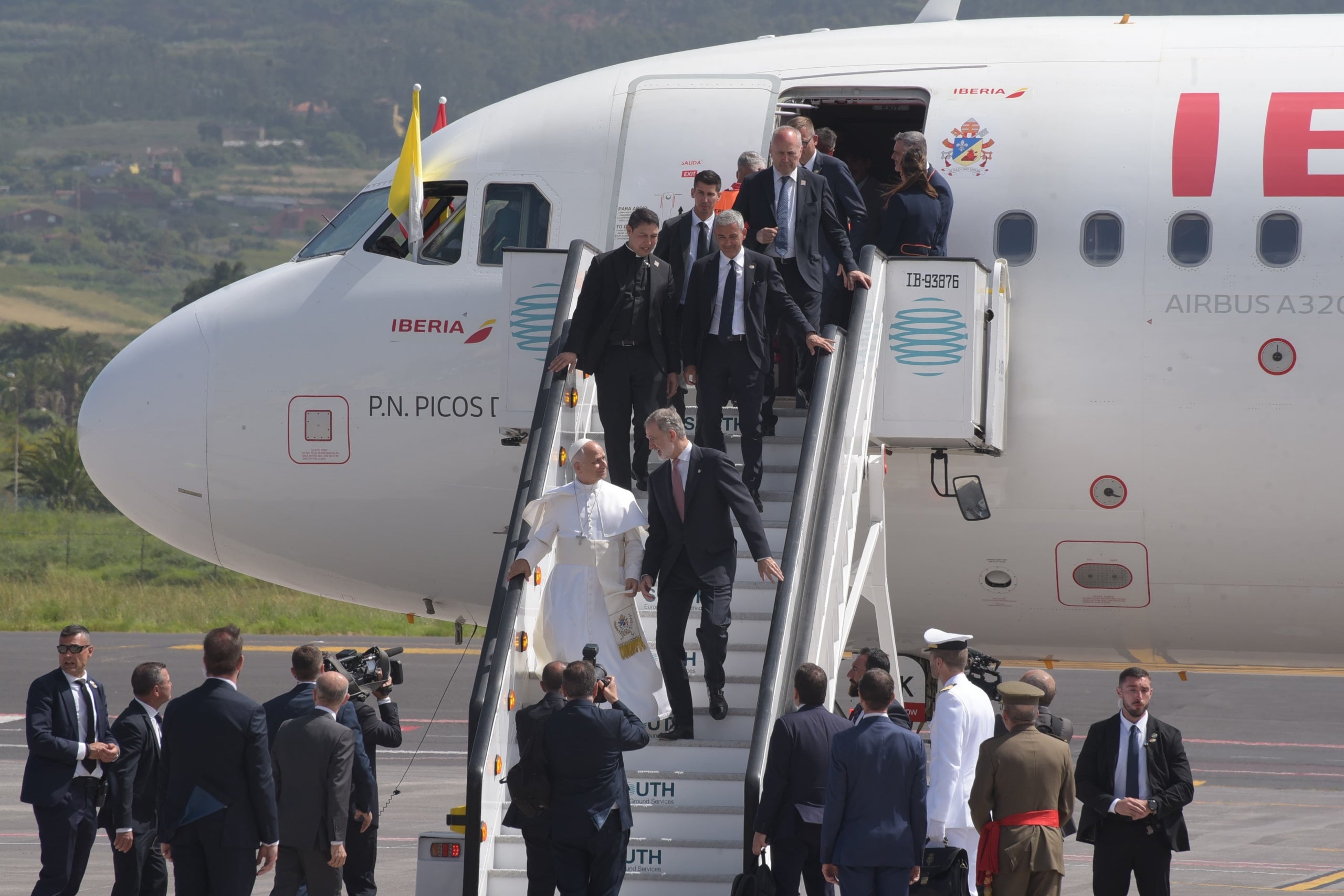 Lleó XIV i Felip VI a l'aeroport de Tenerife Norte-Los Rodeos, aquest divendres / EP
