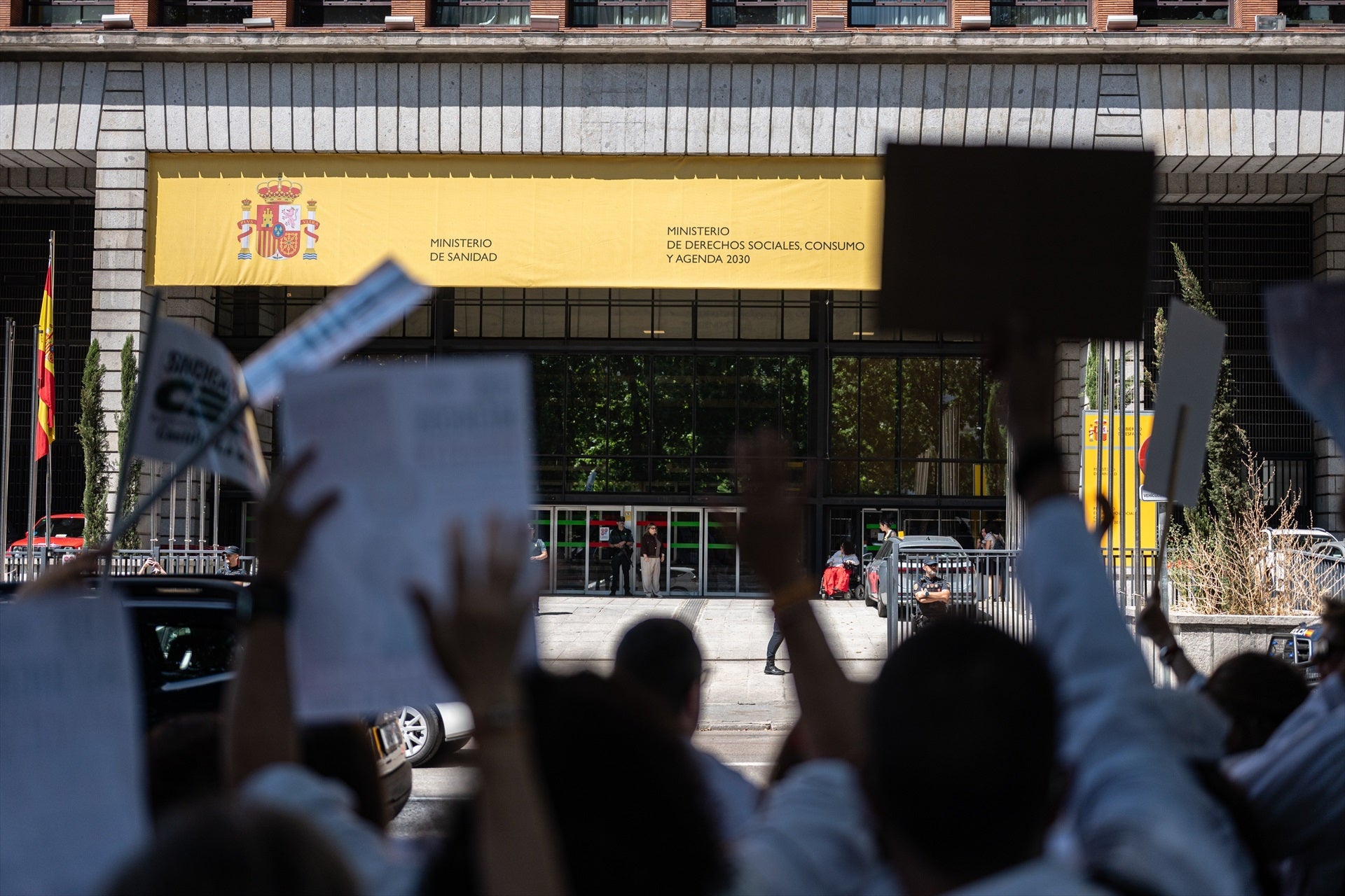 Un grup de metges protesten davant del Ministeri de Sanitat espanyol |  Isa Saiz / Europa Press