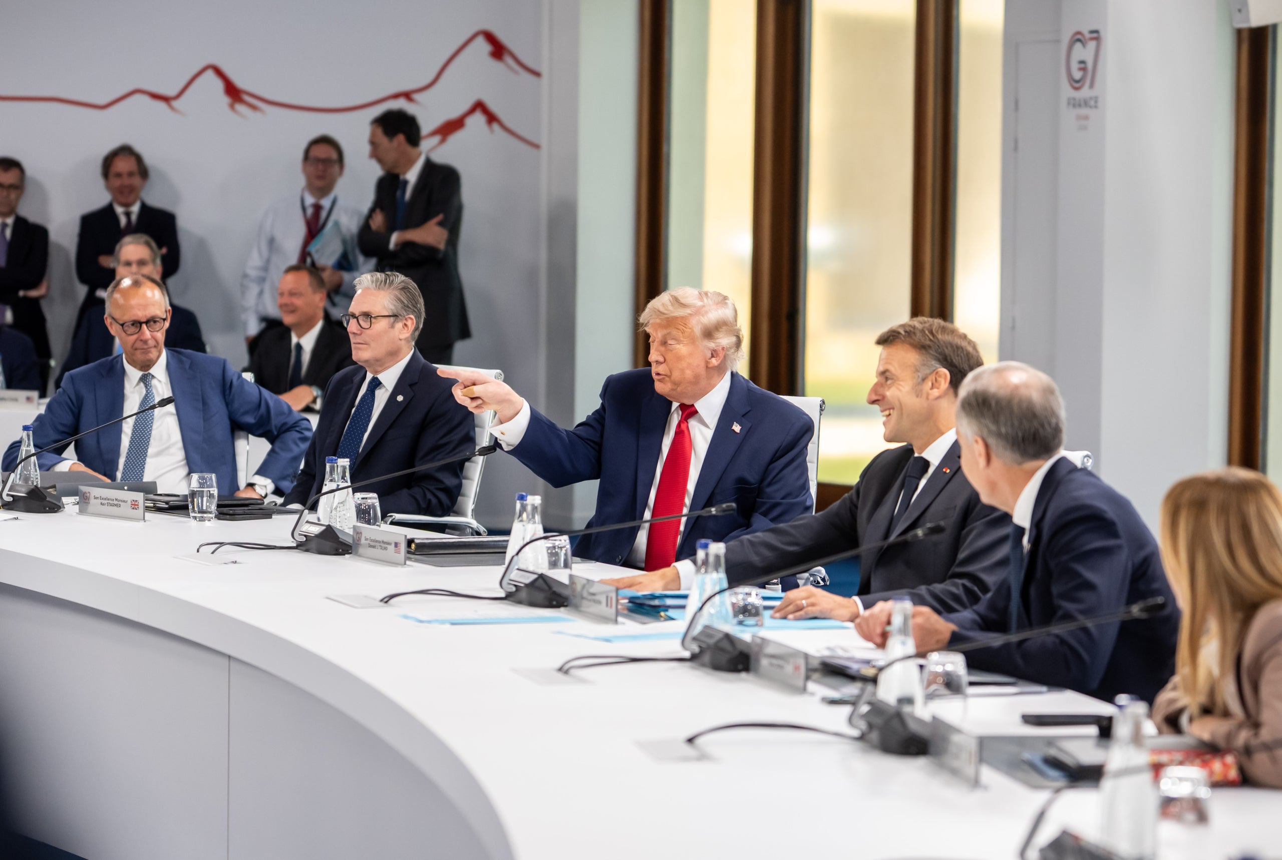El president dels EUA Donald Trump , el canceller alemany Friedrich Merz, el primer ministre britànic Keir Starmer, el president francès Emmanuel Macron, el primer ministre canadenc Mark Carney i el primer ministre italià Giorgia Meloni. Michael Kappeler / dpa-Pool / dpa