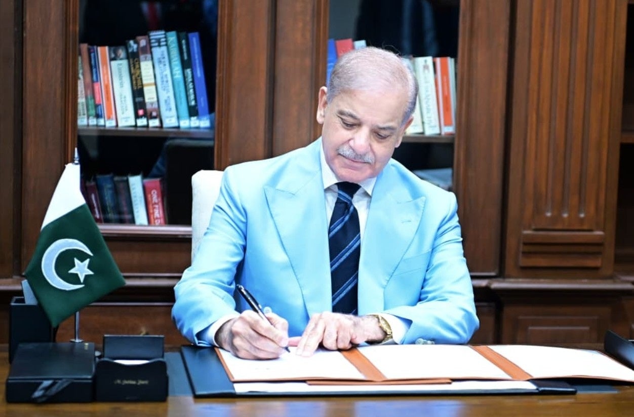 
El primer ministre del Pakistan, Shebaz Sharif, signatura l'acord preliminar entre els EUA i l'Iran. OFICINA DEL PRIMER MINISTRE DE PAKISTÁN