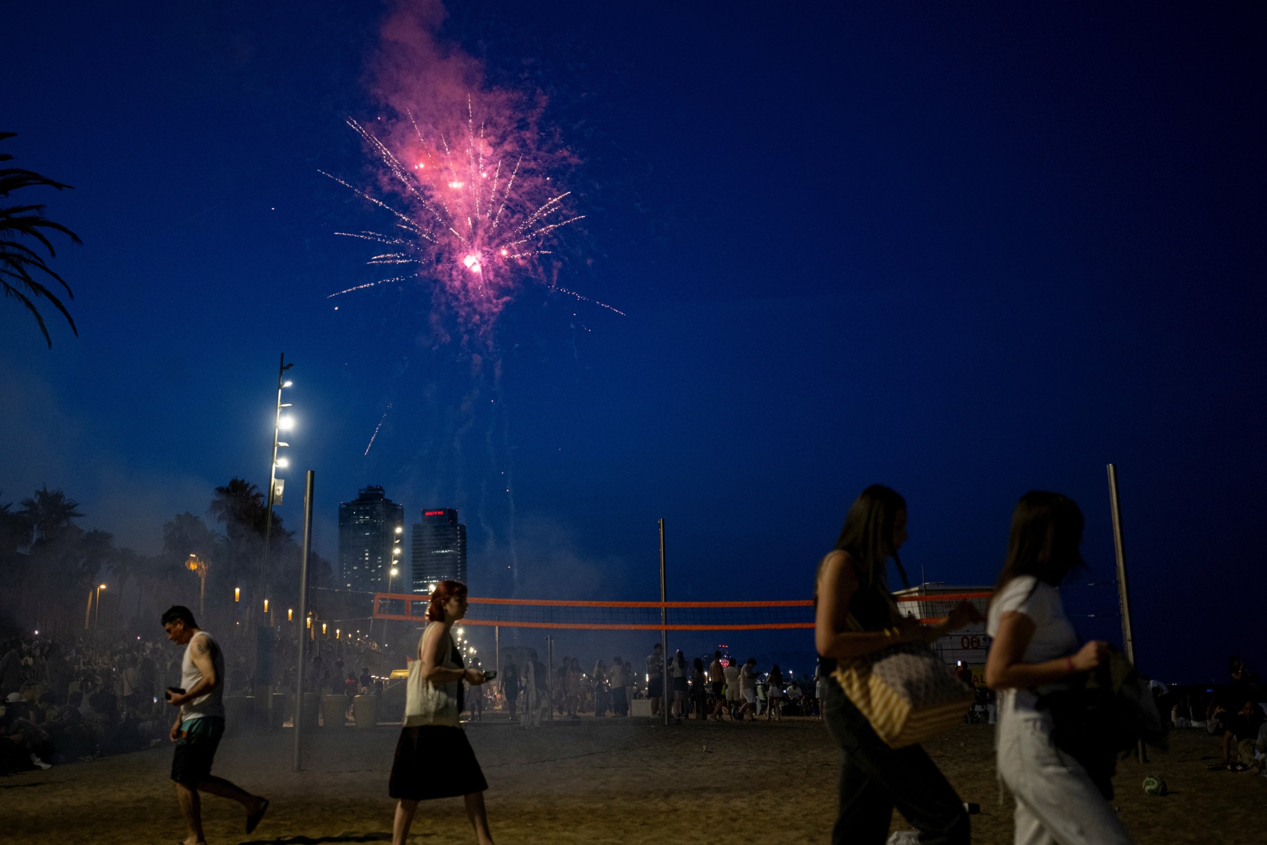 Moments de la revetlla de Sant Joan d'aquest 2026 en una platja de Barcelona / Lorena Sopêna / Europa Press