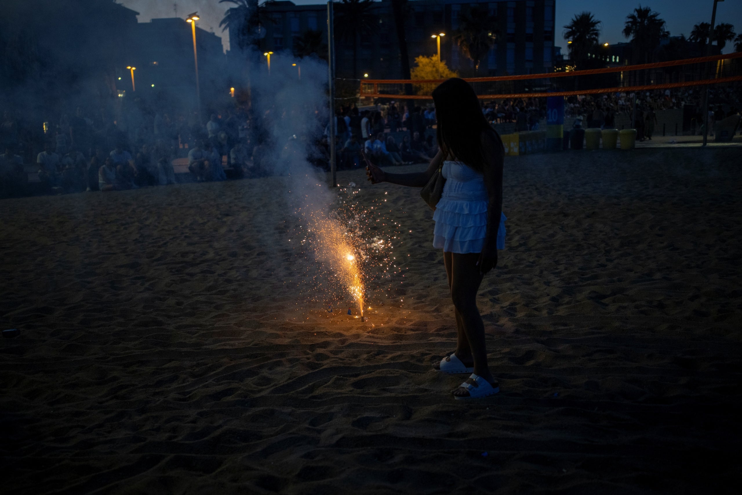Momentos de la verbena de San Juan de este 2026 en una playa de Barcelona / Lorena Sopêna / Europa Press