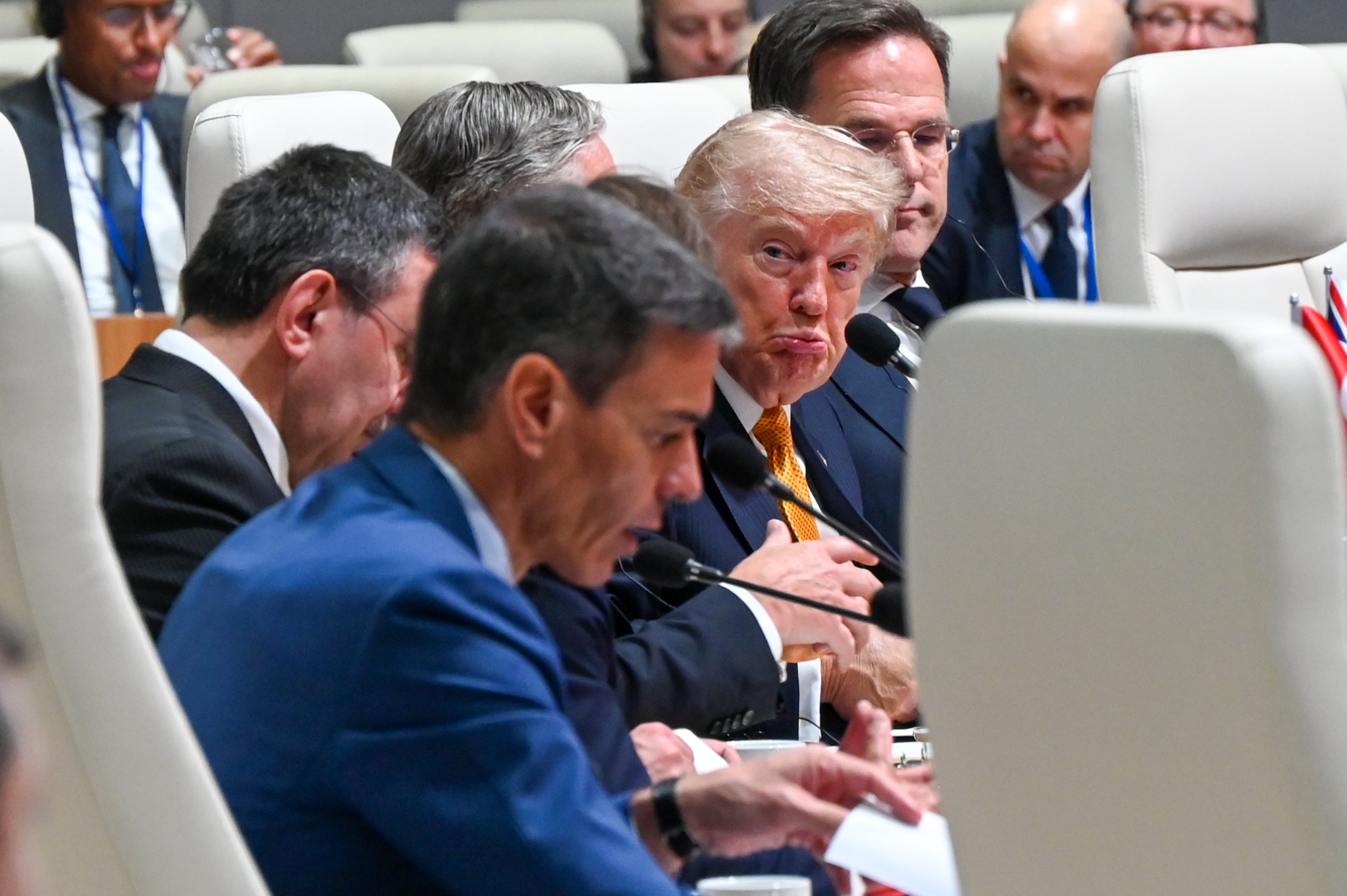 Donald Trump observa a Pedro S&aacute;nchez durant la cimera de l'OTAN a Turquia / EP