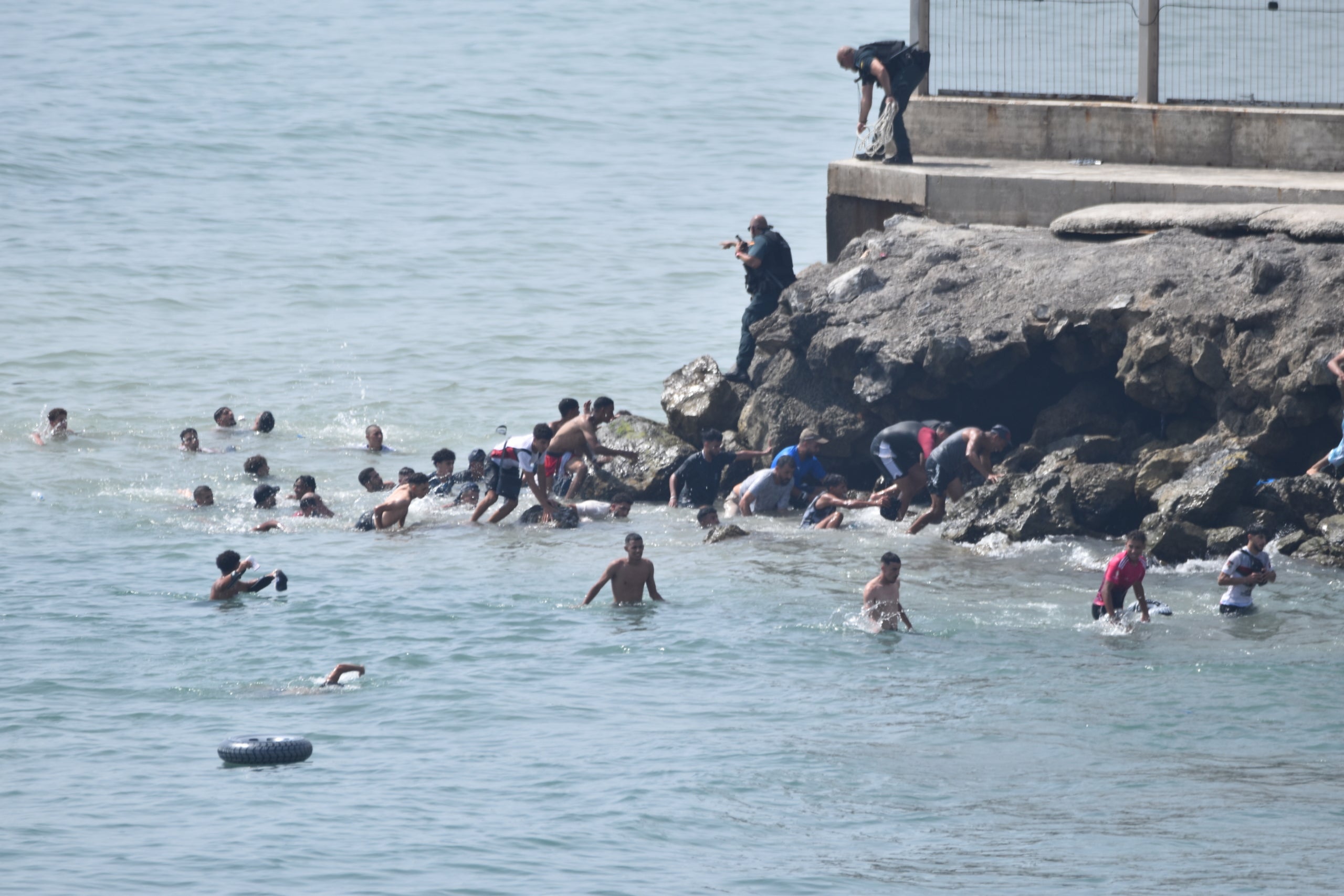 Varias personas intentan cruzar la frontera a nado, a 30 de julio de 2026, en Ceuta (Espa&ntilde;a). Centenares de personas de origen magreb&iacute; han cruzado a lo largo de la ma&ntilde;ana de hoy a Ceuta desde Marruecos, a nado y por el espig&oacute;n, y una multitud est&aacute; esperando al otro lado de la frontera para poder entrar en la ciudad aut&oacute;noma de la misma manera. En la &uacute;ltima semana lo han hecho ya m&aacute;s de 2.000 migrantes.

Europa Press / Europa Press
30/7/2026