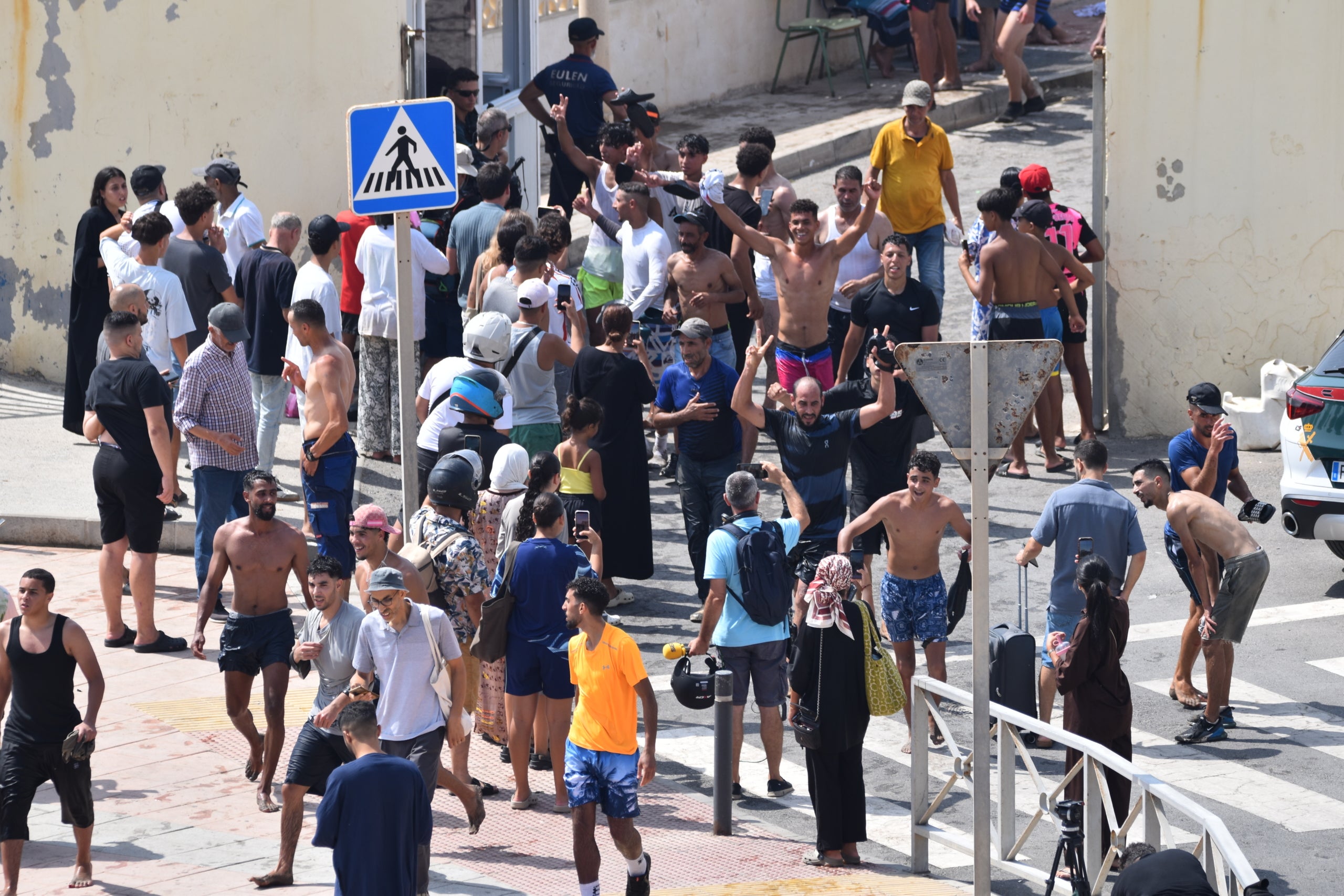 Migrants celebren haver travessat la frontera de Ceuta / EP