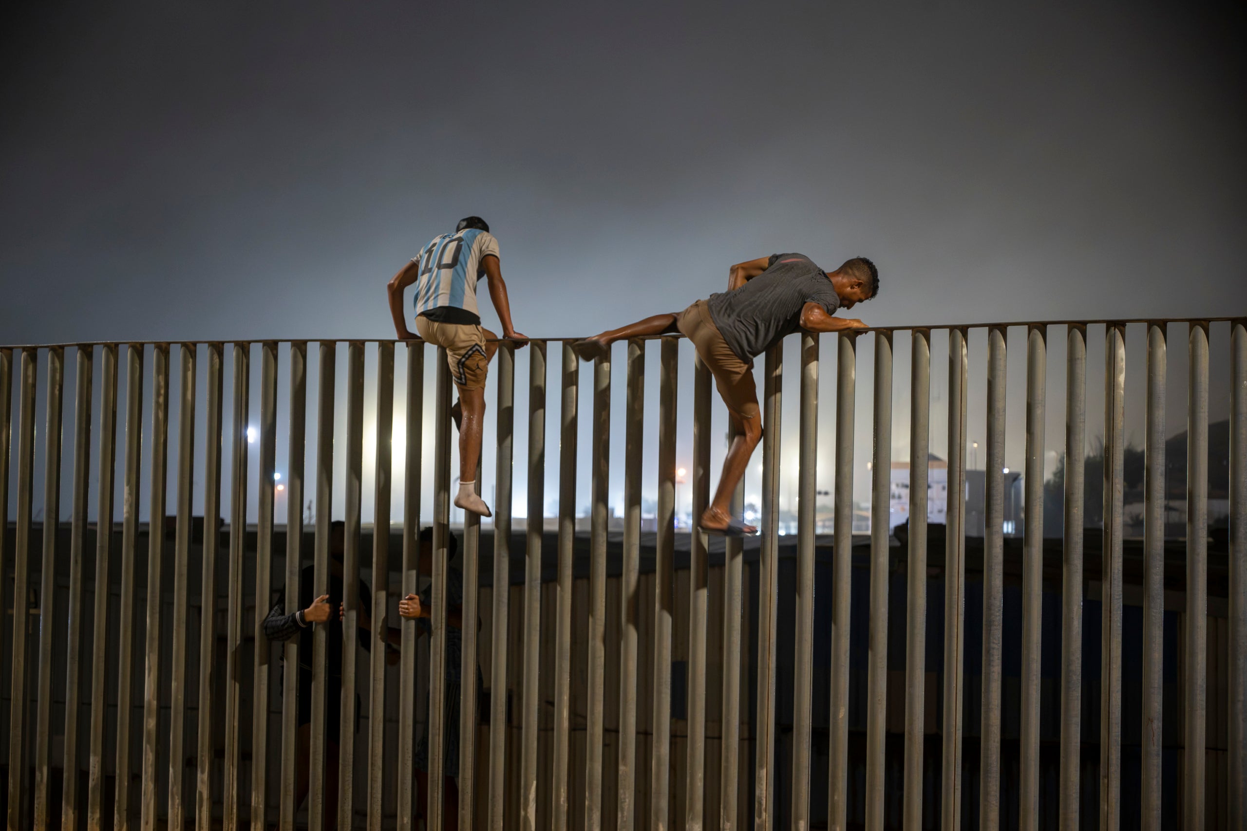 Migrants salten la tanca entre el Marroc i Ceuta / EP