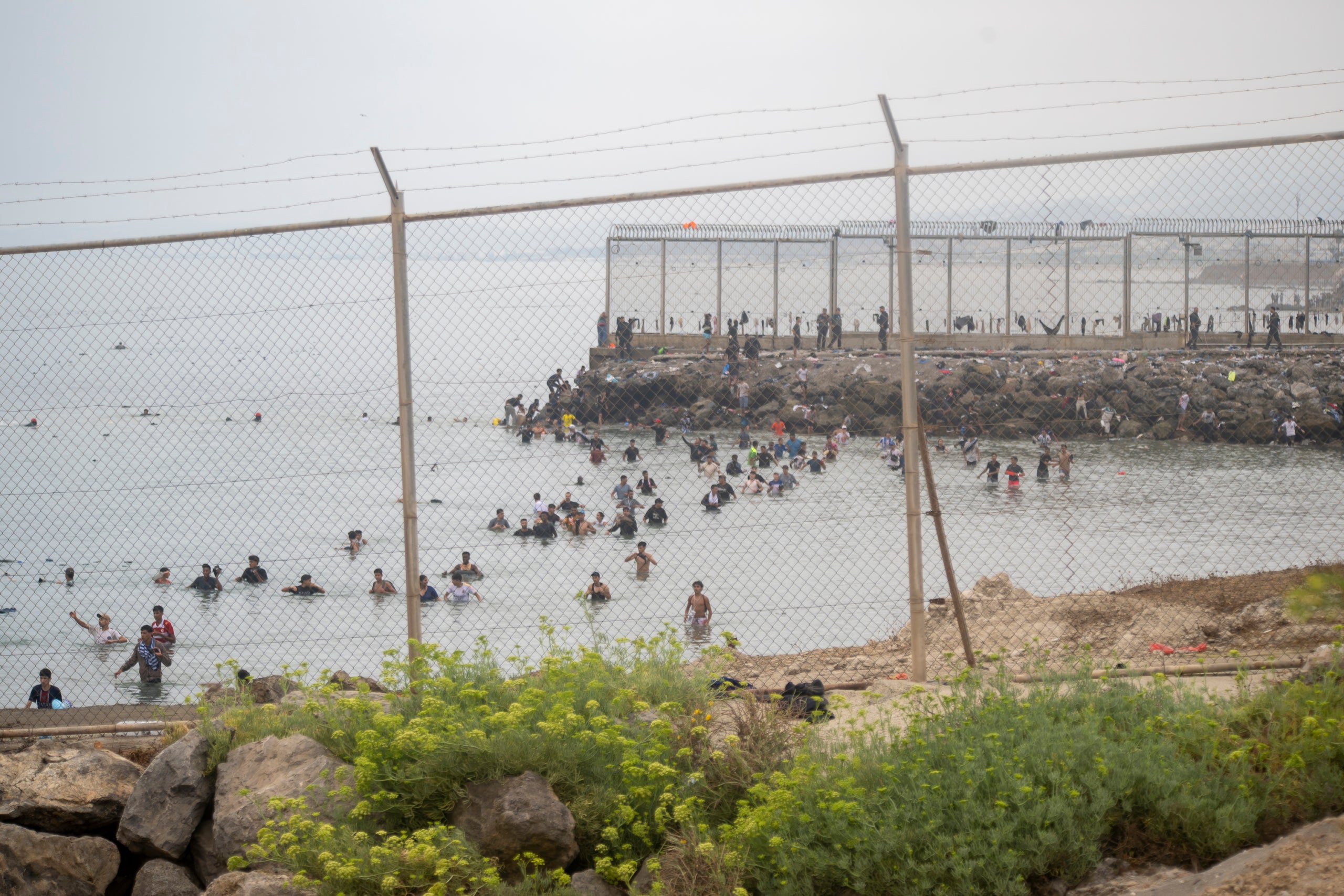 Desenes de migrants intenten traspassar la frontera entre Ceuta i el Marroc / Europa Press