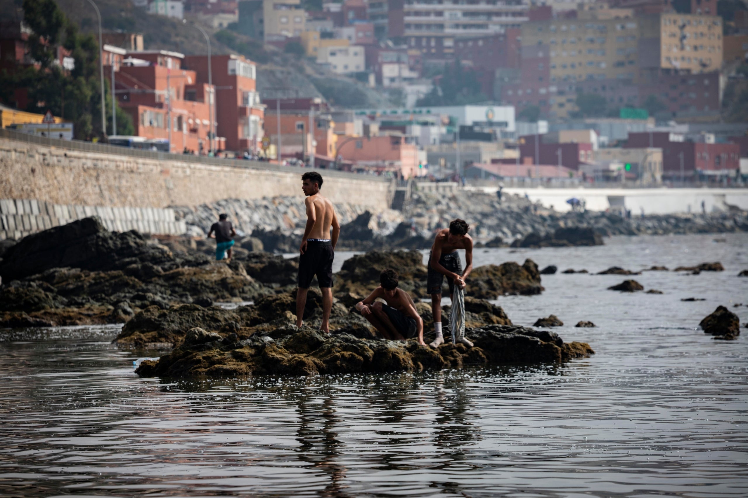 Joves marroquins a la frontera entre Ceuta i el Marroc, el darrer 1 d'agost / EP