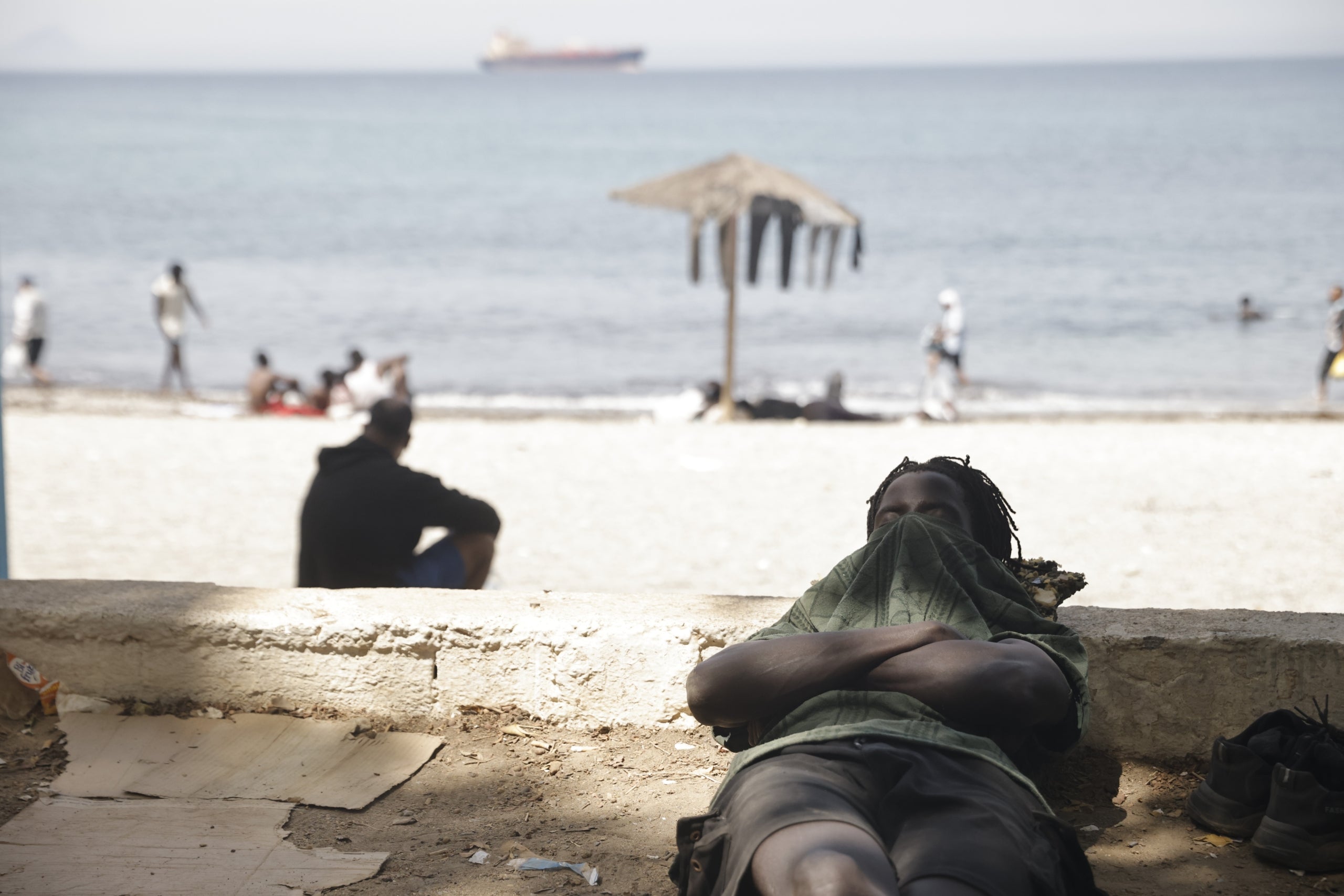 Un migrant descansa després d'haver entrat a Ceuta / EP