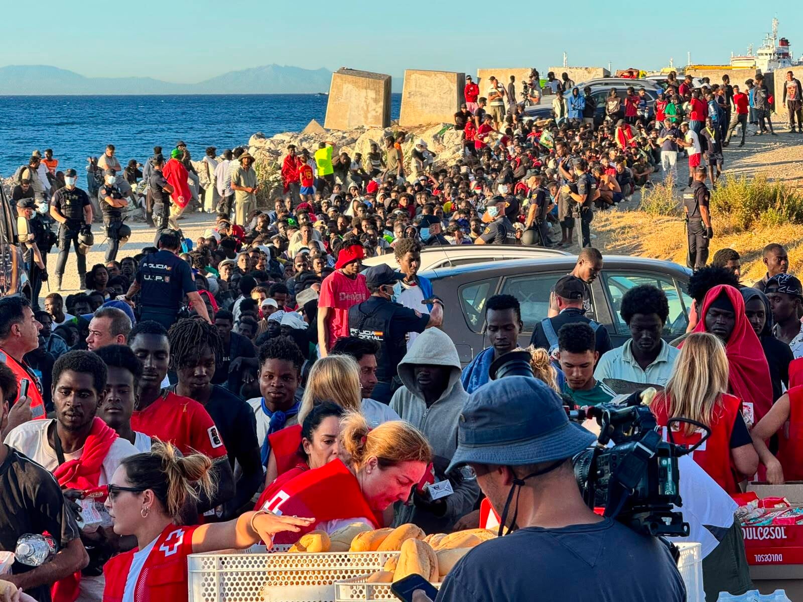 Creu Roja reparteix aliments als migrants arribats a Ceuta / EP