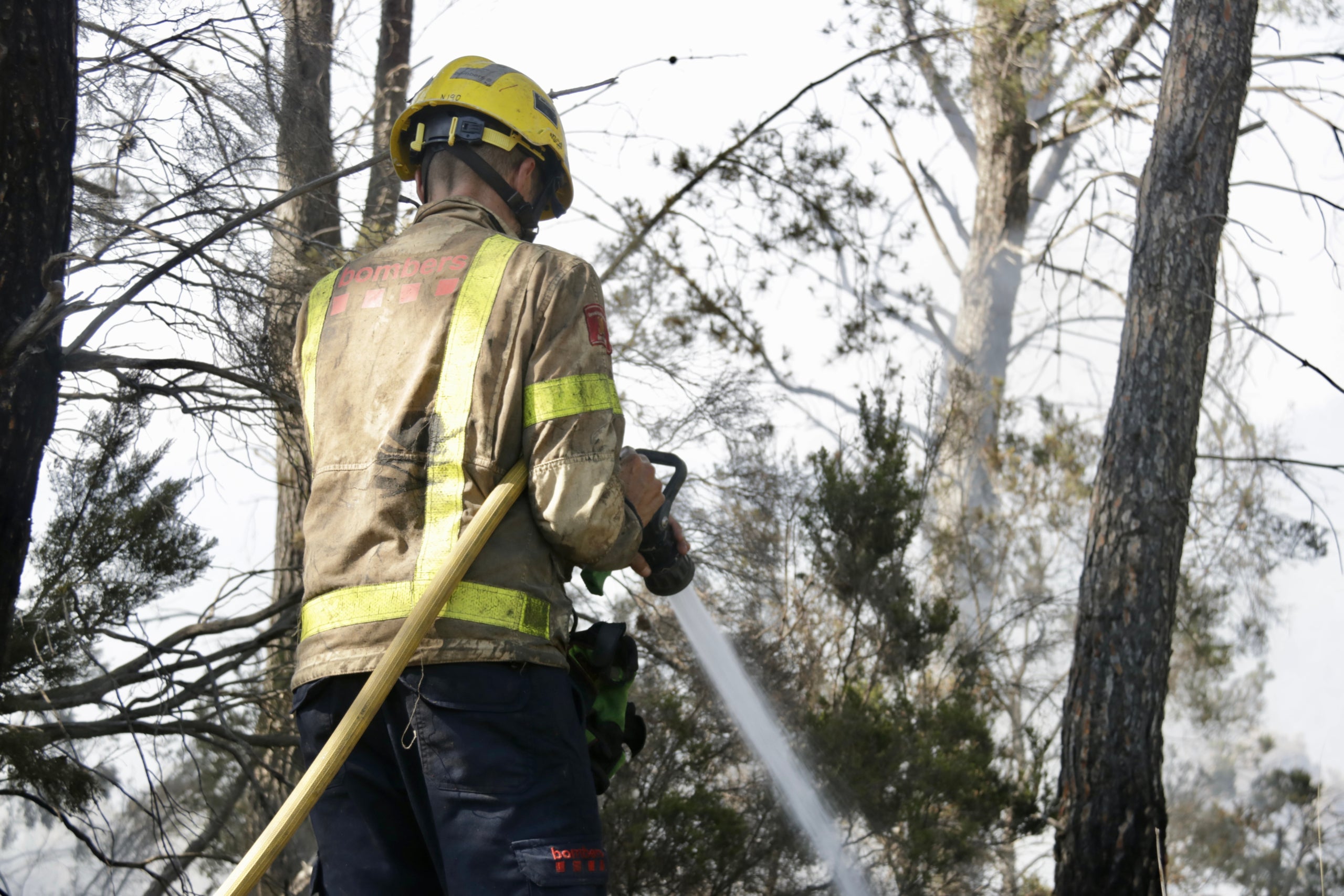 Tasques d'extinció de l'incendi de Gavà / ACN