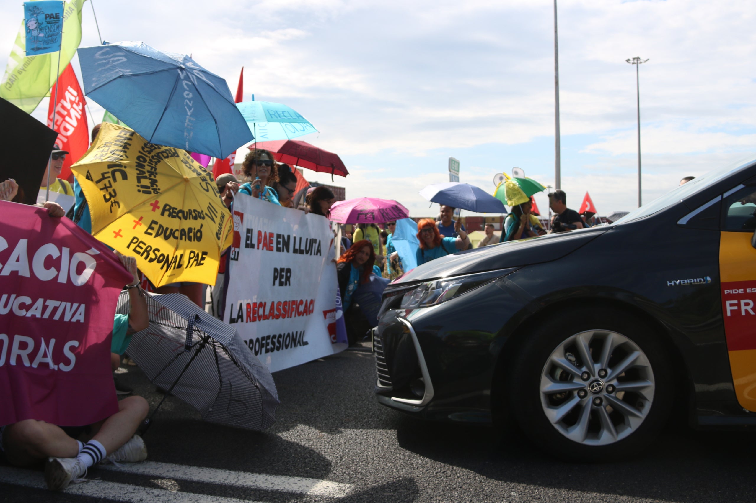 Cientos de docentes cortan la Ronda Litoral en ambos sentidos | Bernat Vilaró (ACN)