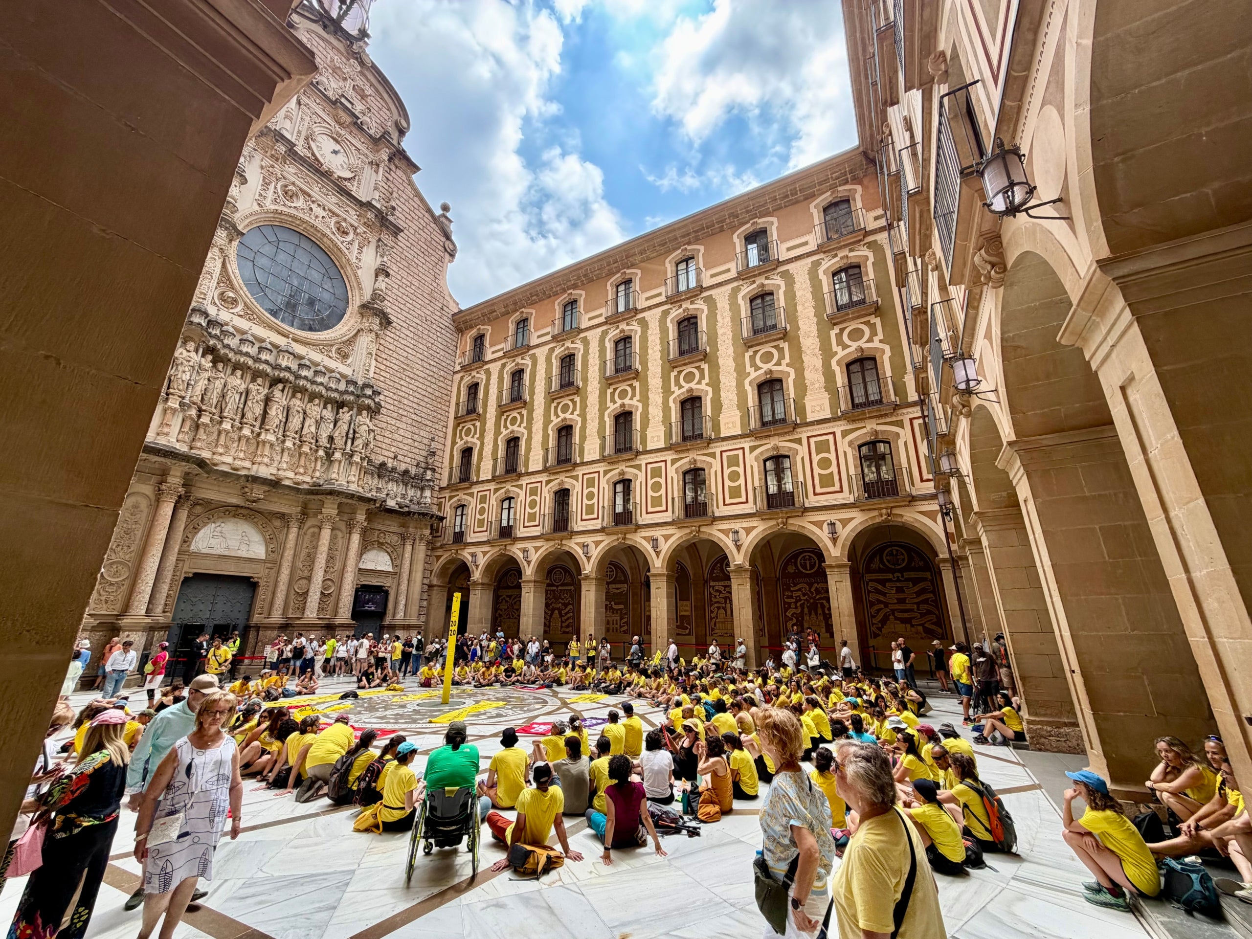 Asamblea de docentes en el atrio de la basílica de Montserrat / ACM-Nia Escolà