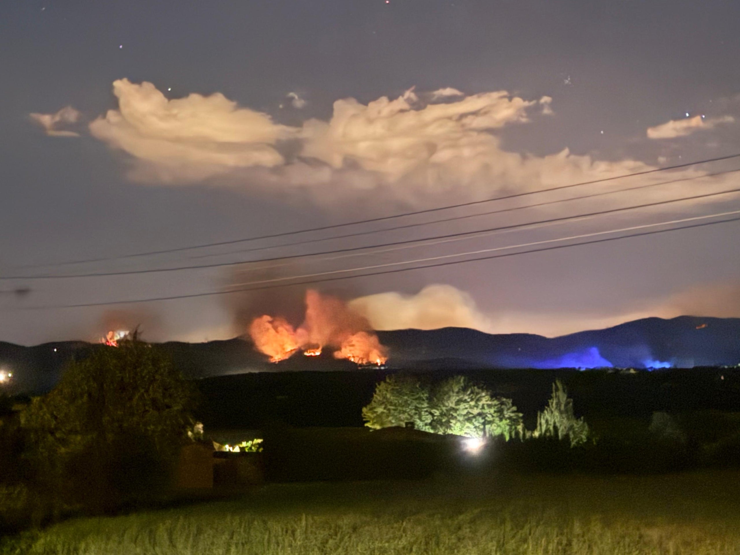 L'incendi de les Gavarres durant la nit / ACN