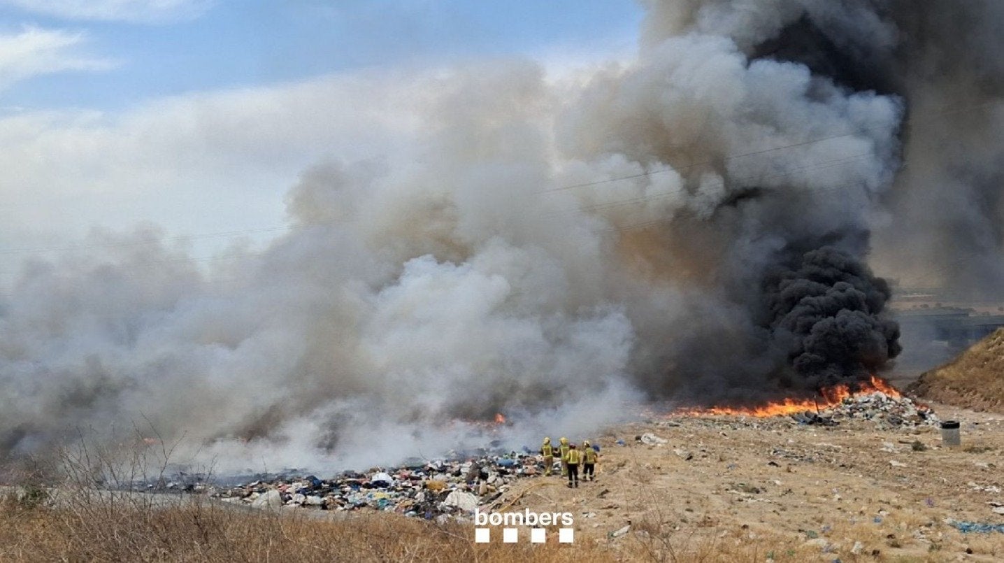 Incendi a l'abocador de Tàrrega / Bombers de la Generalitat