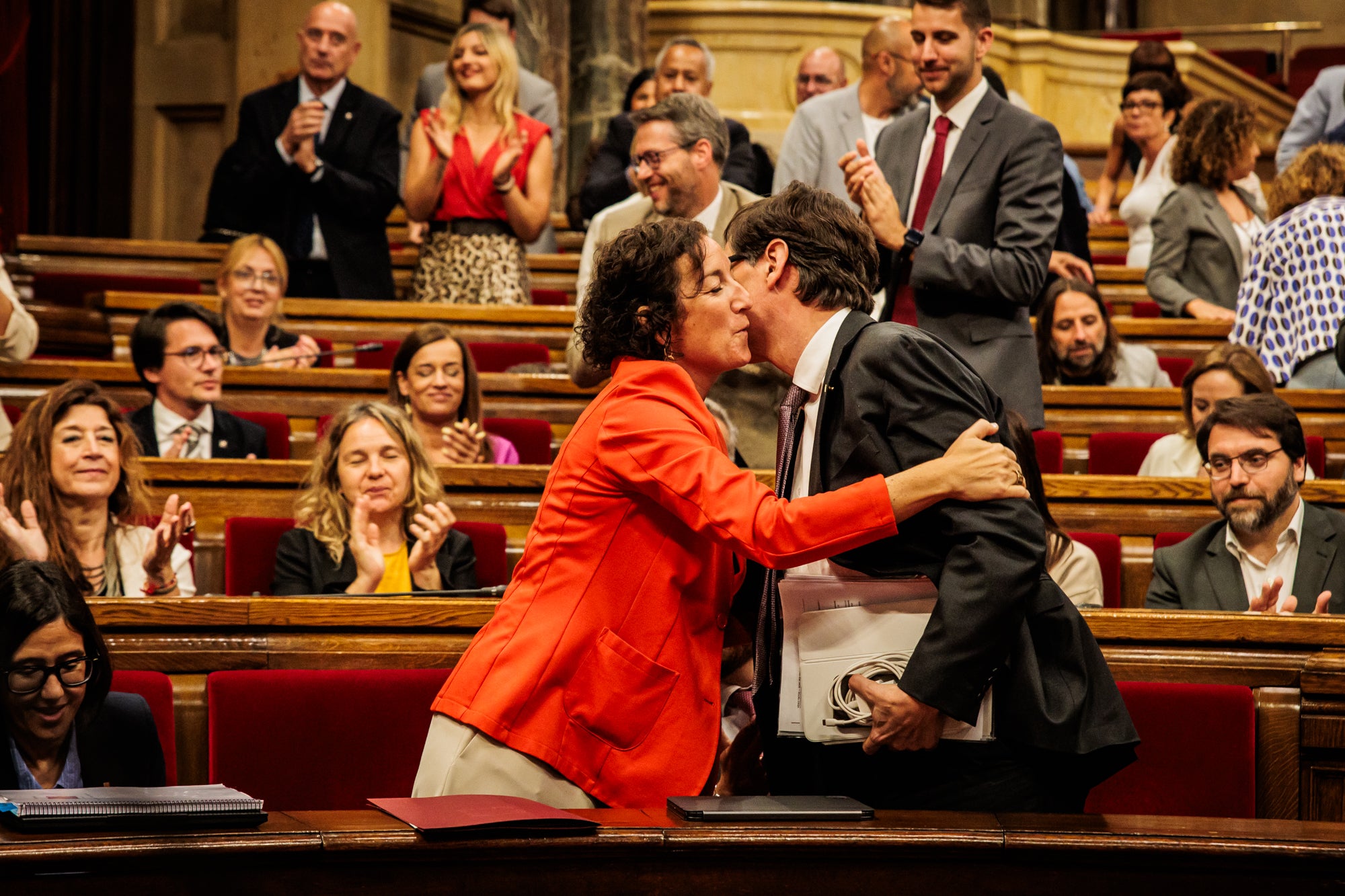La consellera d'Economia i Finances, Alícia Romero, amb el president de la generalitat, Salvador Illa, després que els pressupostos han superat el debat a la totalitat / Parlament / Sergi Ramos Ladevesa
