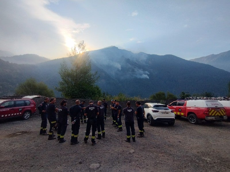 Efectius dels Bombers a la zona de l'incendi de Senet / Bombers de la Generalitat