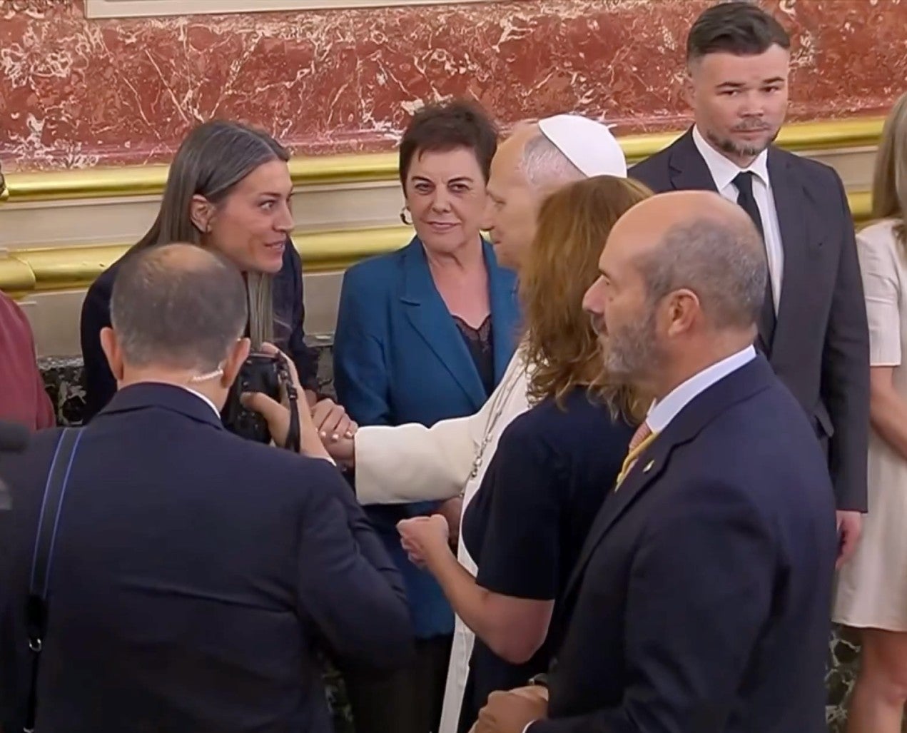 La diputada de Junts Míriam Nogueras saluda al papa León XIV en el Congreso / Vatican Media