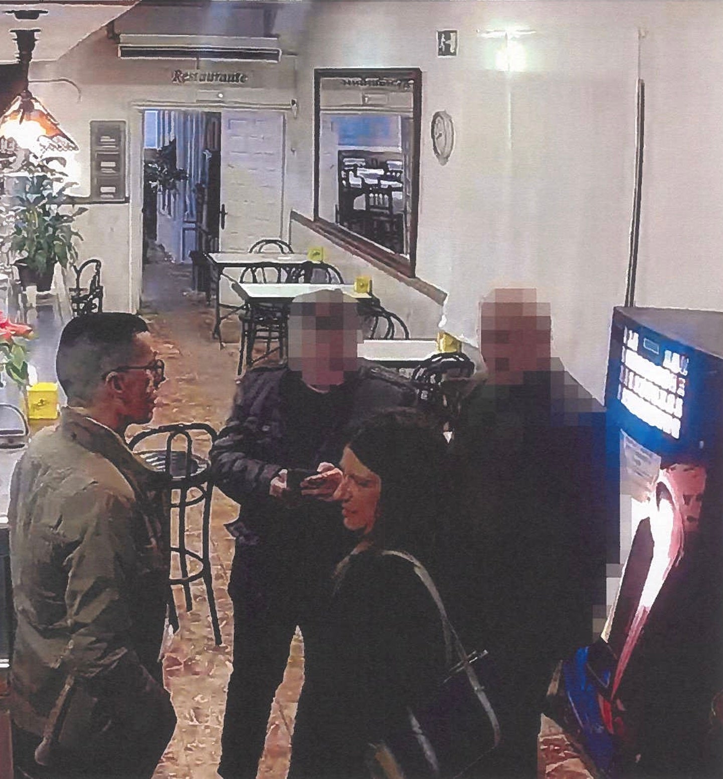 Imagen del encuentro entre Díez, Ortega y Villalaba captada en las imágenes de seguridad/QS