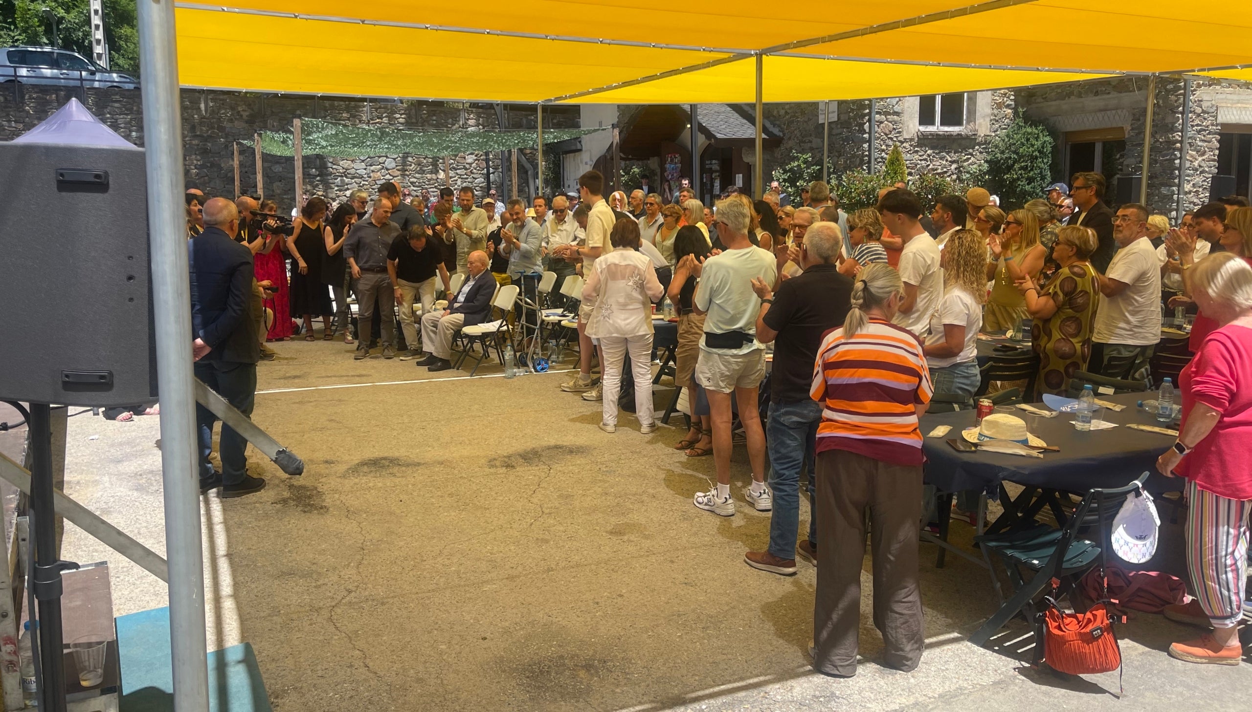 Els assistents a l'homenatge, dempeus i aplaudint el president Pujol/QS