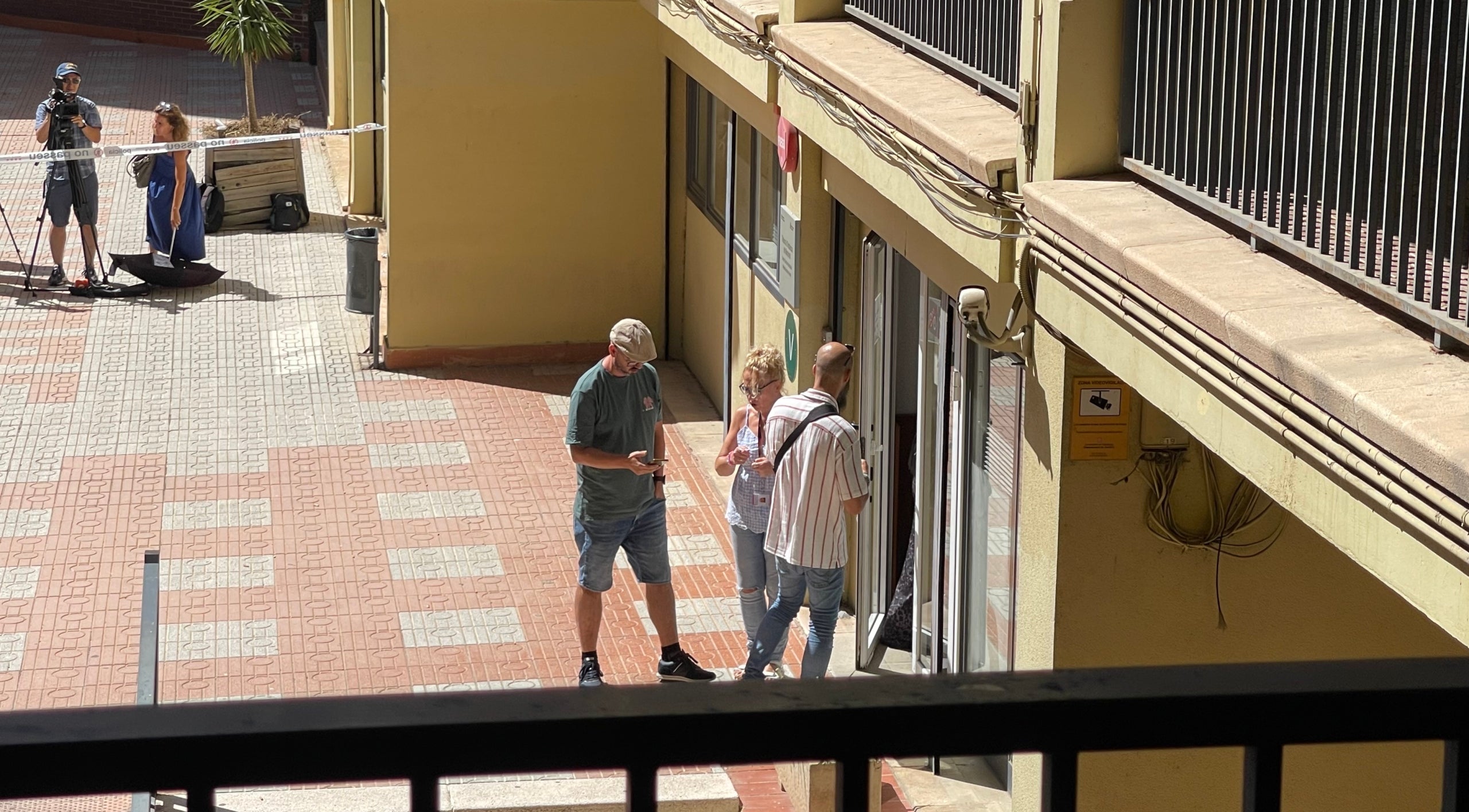 Un dels excursionistes, a porta dels Jutjats de Martorell/QS