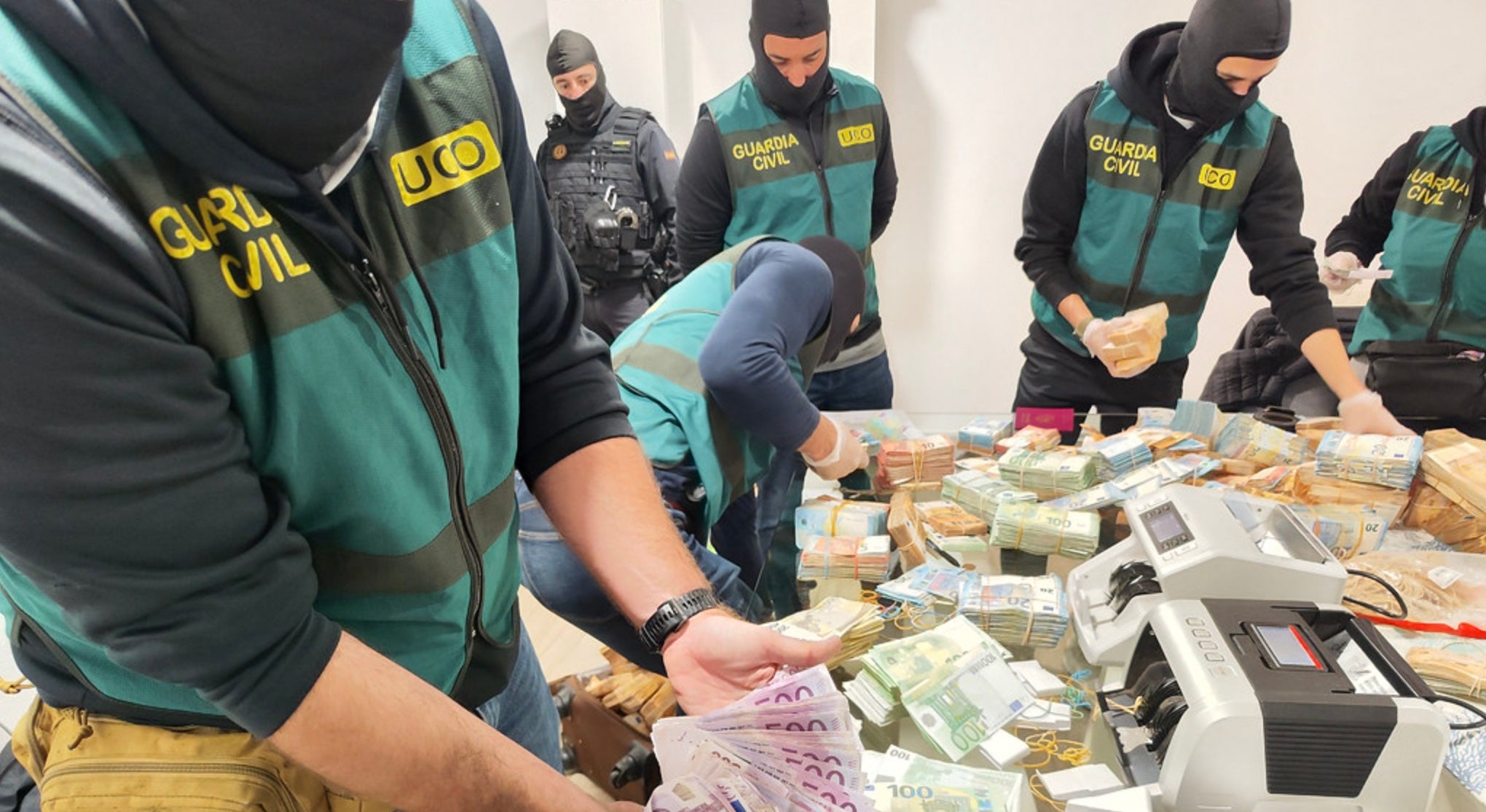 Agents de l'UCO, en una requisa de diners d'una organització criminal/UCO/GC