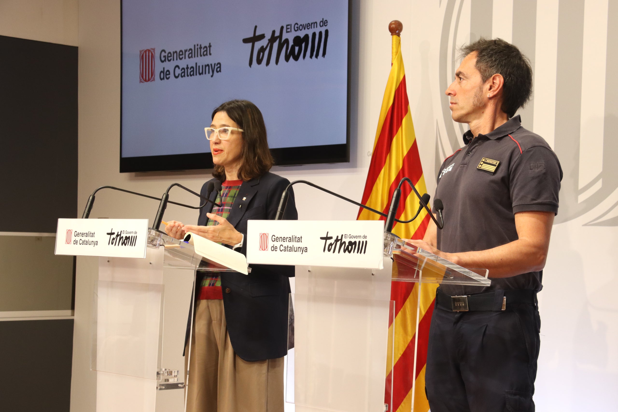 Núria Parlon i el cap dels Bombers de la Generalitat, David Borrell/Maria Pratdesaba/ACN