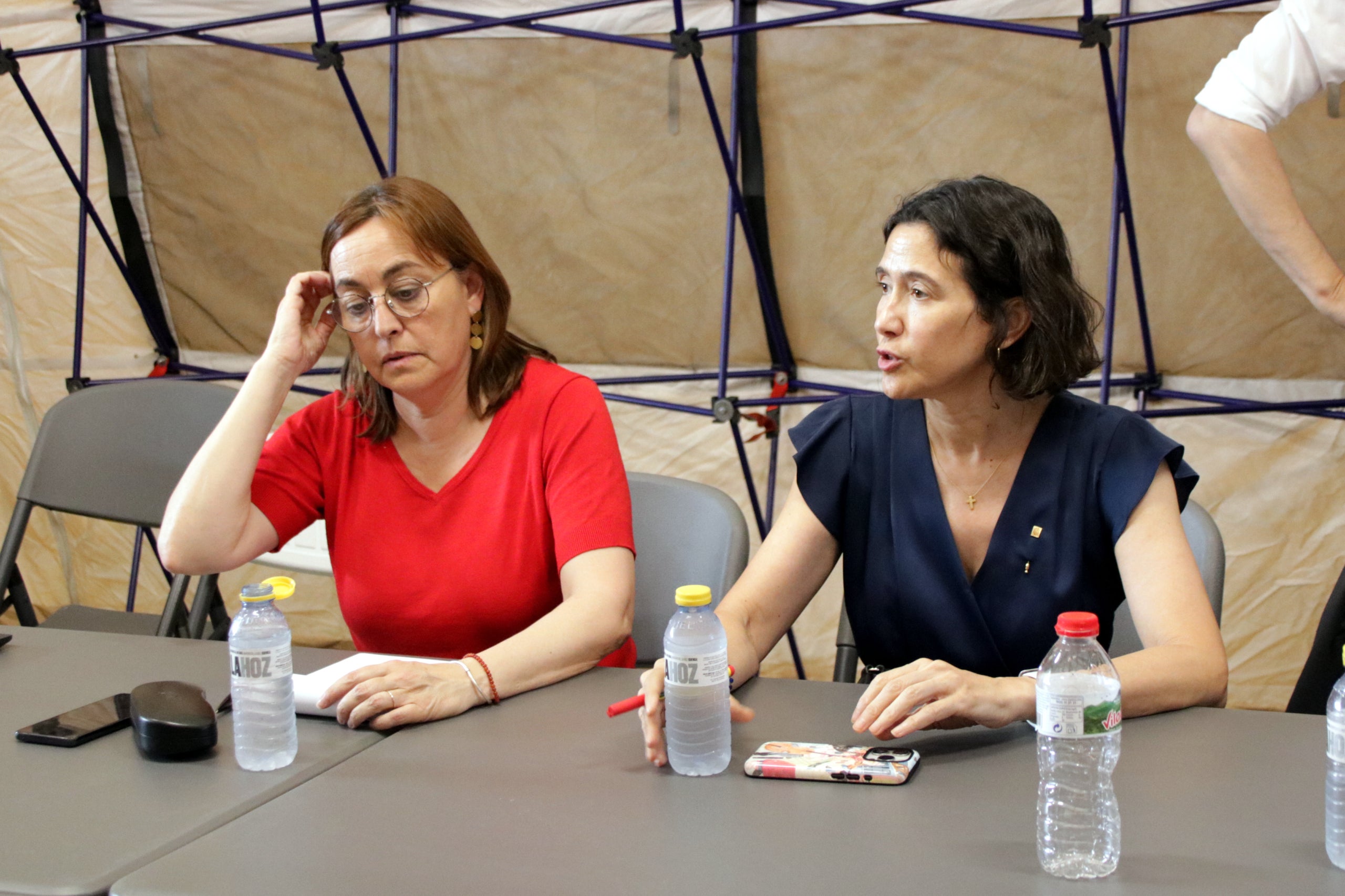 La consejera Paneque y la consejera Parlon en el Centro de Comando de la Bisbal d'Empordà / ACN