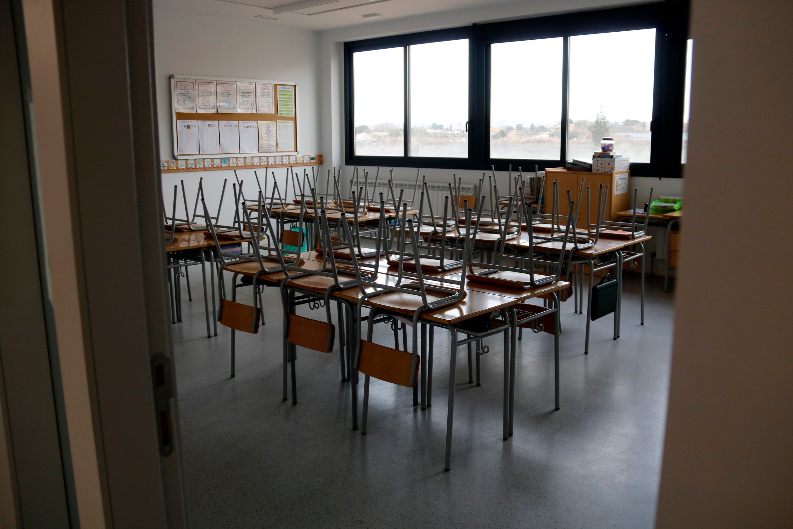 Un aula de una escuela vacía | ACN