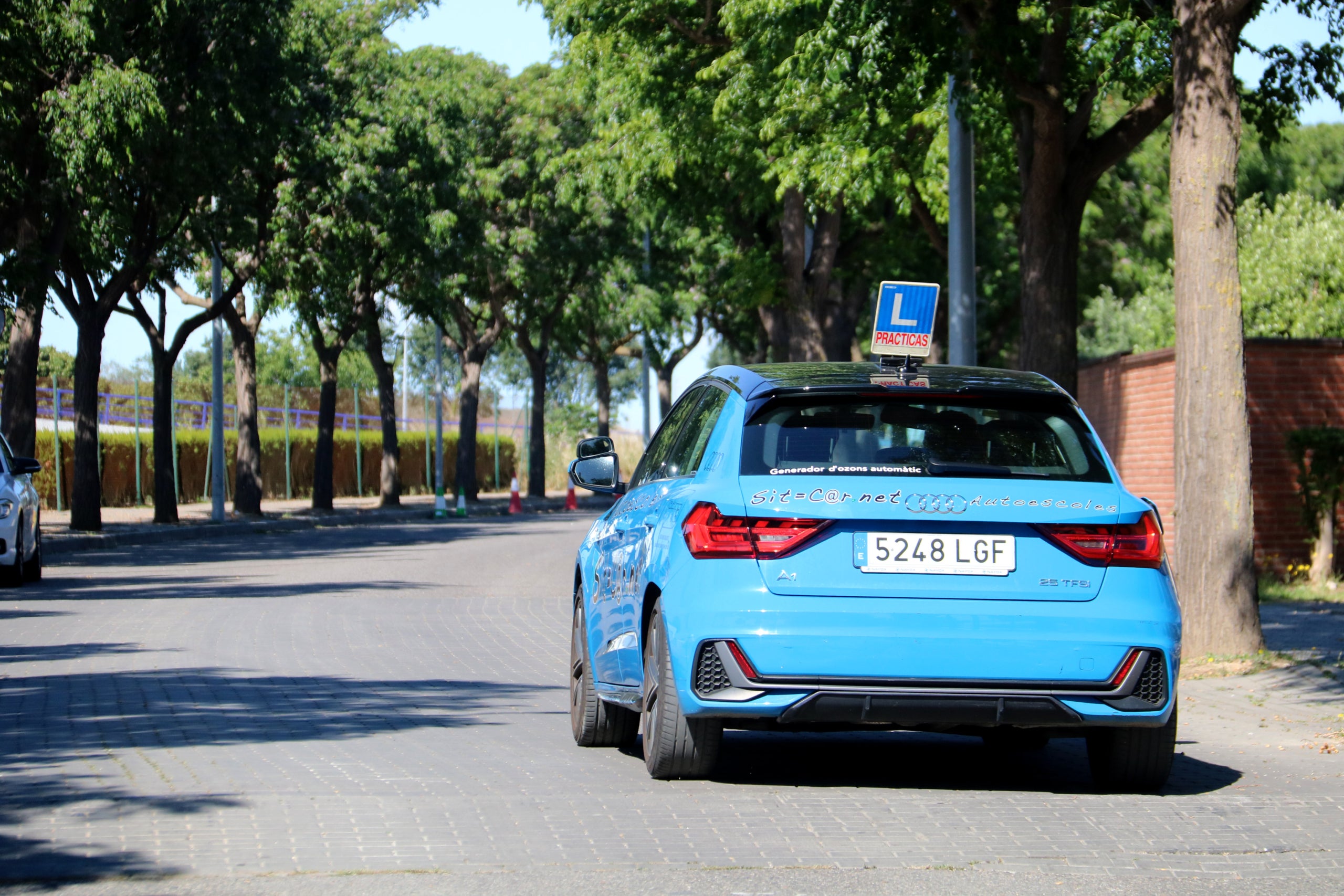 Un coche de autoescuela durante un examen práctico de conducir, en una foto de archivo / ACN