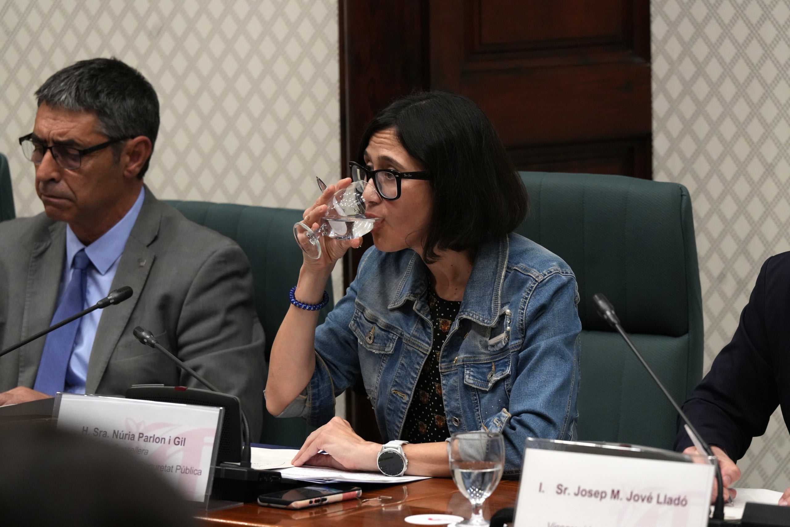Parlon bebe agua acompañada de Trapero durante su comparecencia/ACN