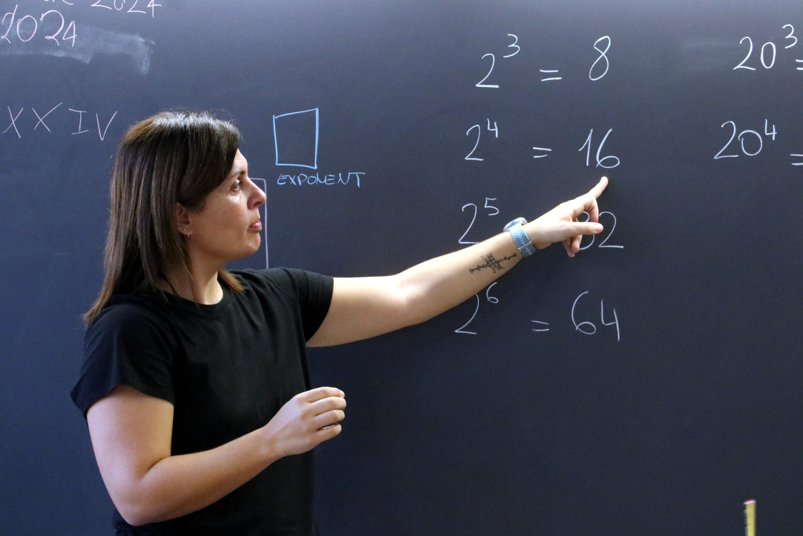 Una docent de l'escola Els Vinyals | Imatge d'arxiu de l'ACN