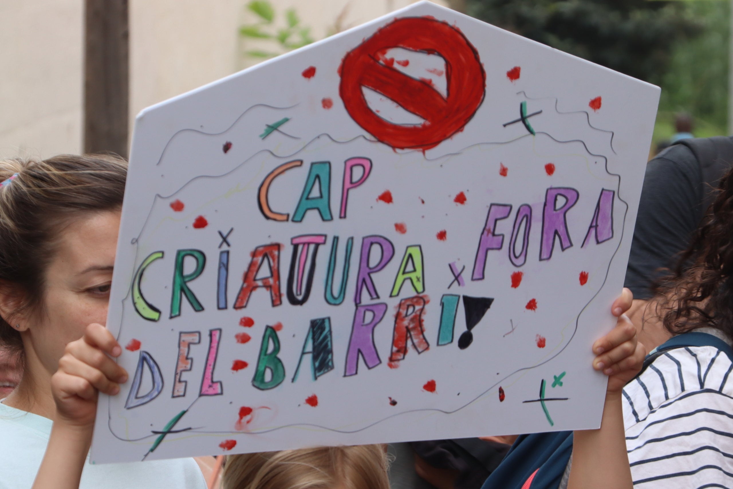Una pancarta de un niño pide detener un desalojo en Barcelona | ACN