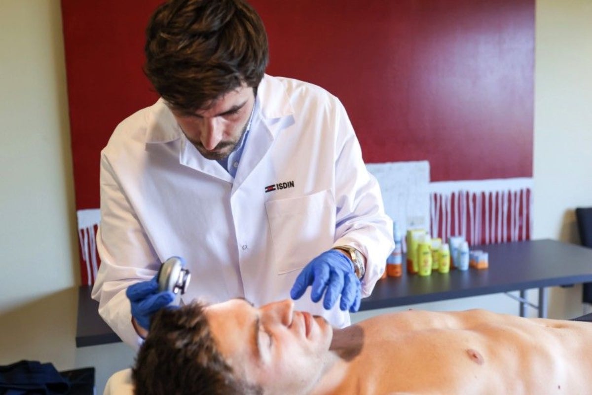Un dermatòleg examina la pell d'un home | Servimedia