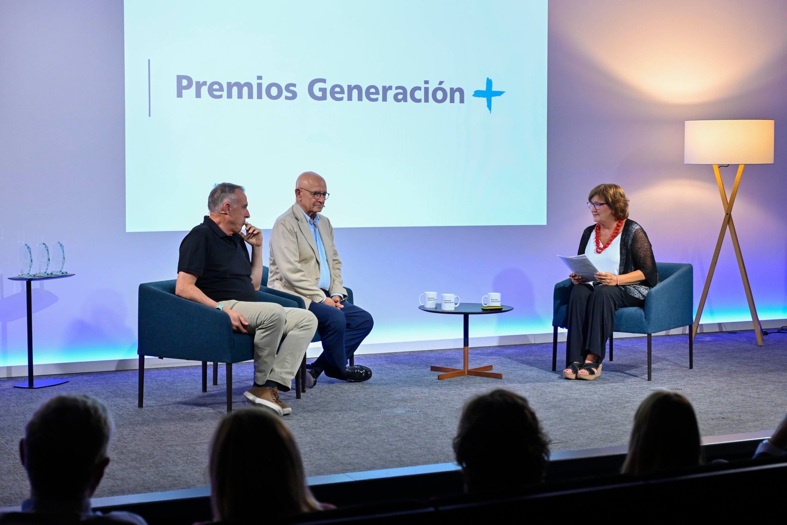 La periodista Olga Viza, el doctor José Viña, catedràtic en Fisiologia i expert en longevitat, i Javier Yanguas, director científic del programa de gent gran de la Fundació ”la Caixa”, en la xerrada de la segona edició de les trobades 'Generació +', centrada en la longevitat i el reconeixement a referents sènior / Foto: Caixabank