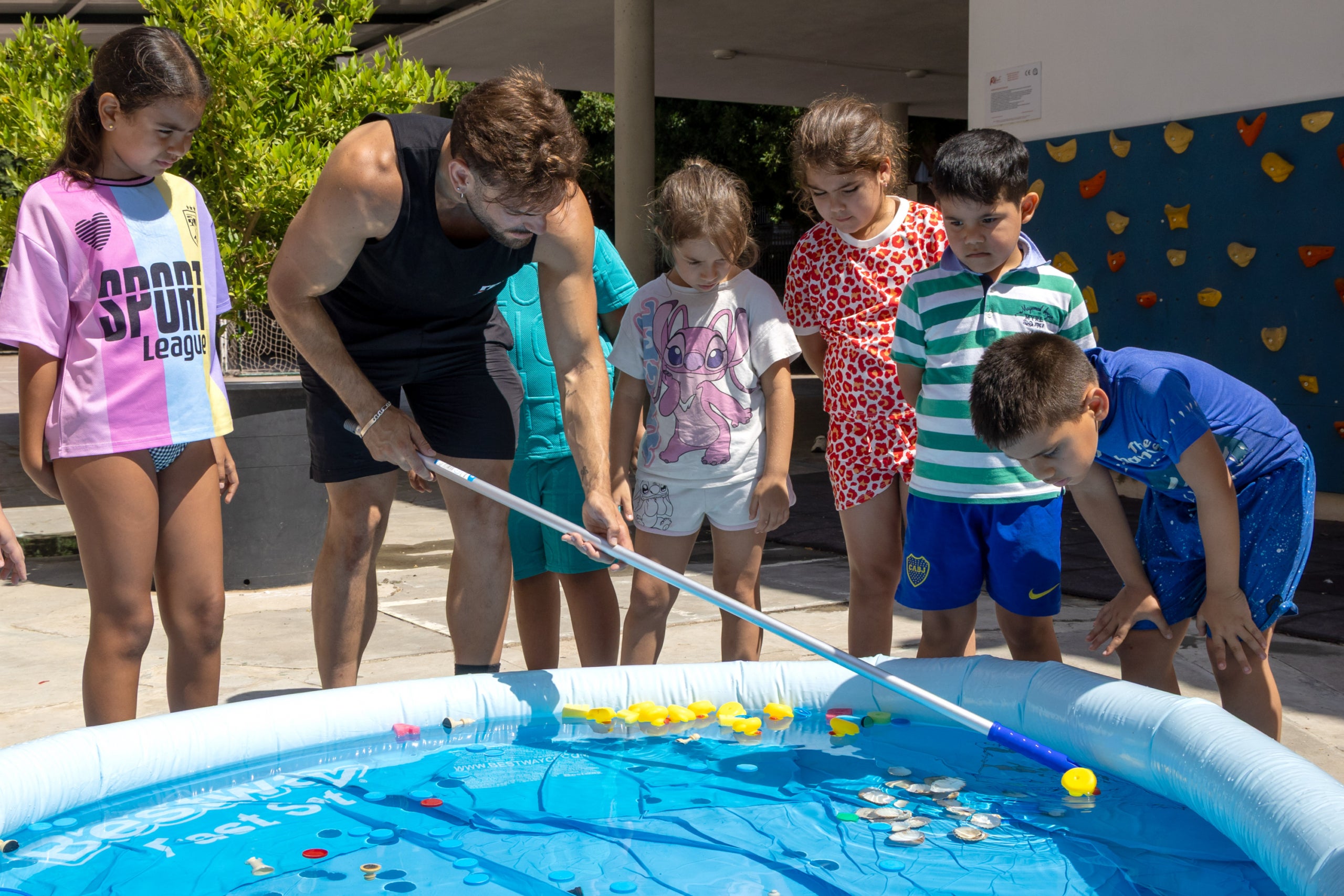 Infants usuaris del programa CaixaProinfància jugant en una de les activitats organitzades a l'estiu. / Foto: Fundació ”la Caixa”
