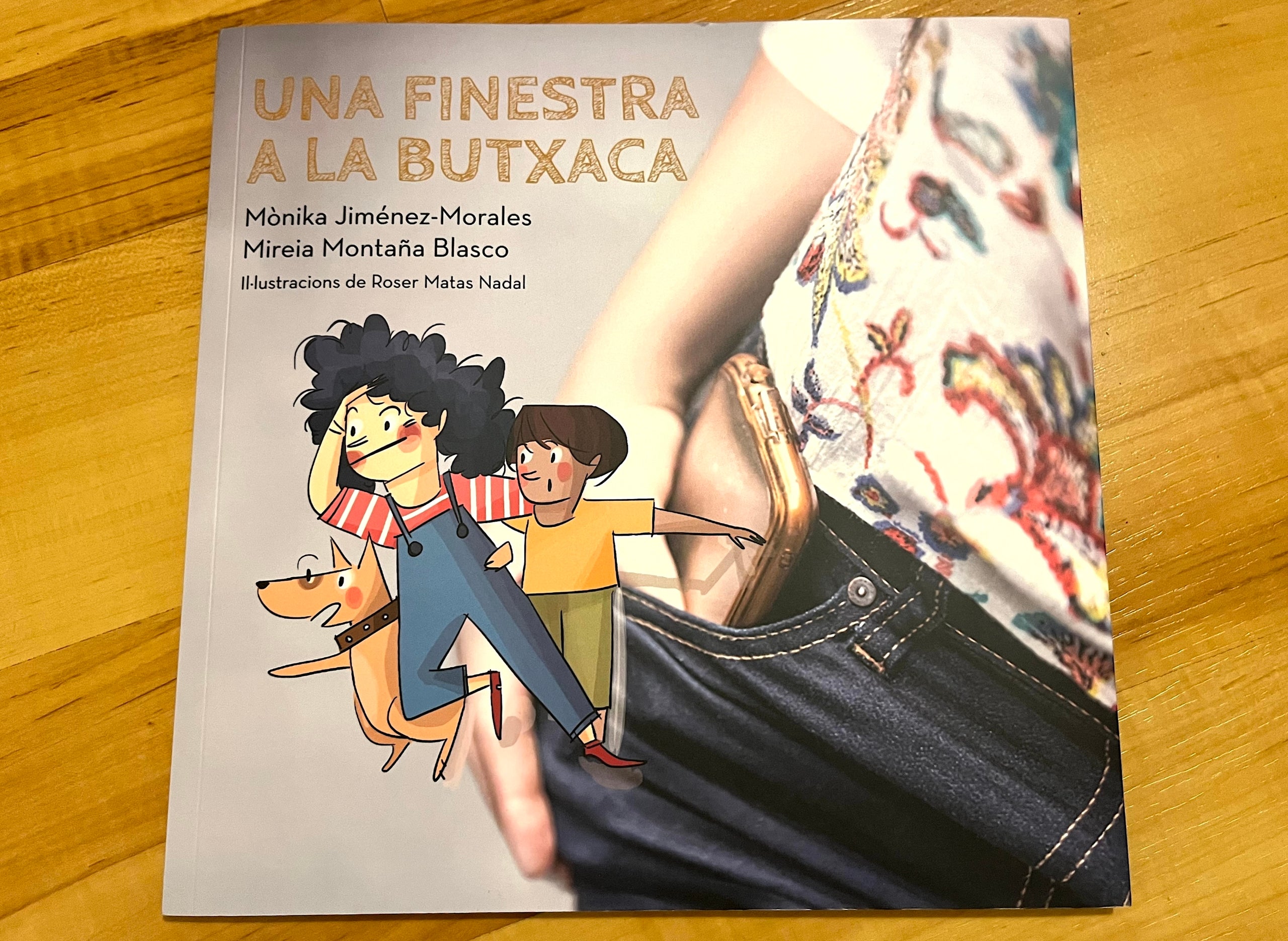La coberta del llibre 'Una finestra a la butxaca', publicat per Editorial Mediterrània i al voltant del qual hi ha el conflicte / S.B.