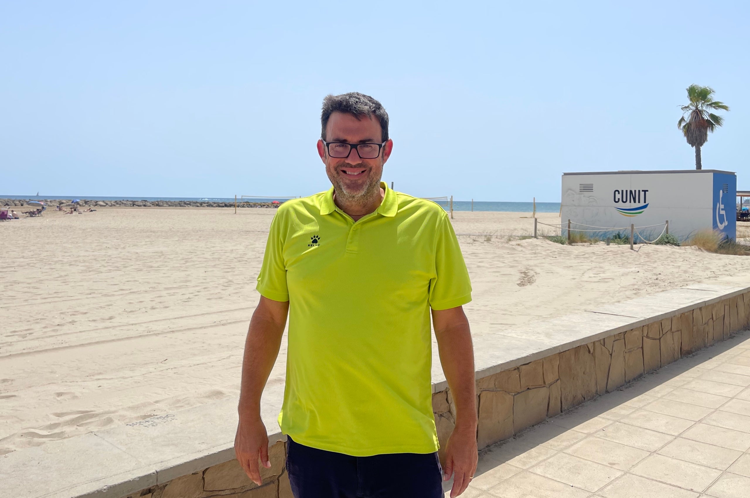 Jaume Casañas, a les platges de Cunit, mentre detalla el projecte de la declaració de la Panadella/Quico Sallés