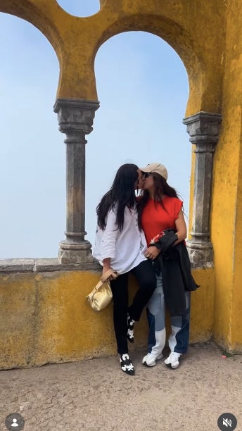 El petó que confirma la relació de Vanesa Martín i Julieta - Instagram