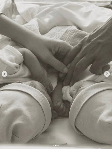 Els pares han compartit una foto agafant les mans de les petites - Instagram