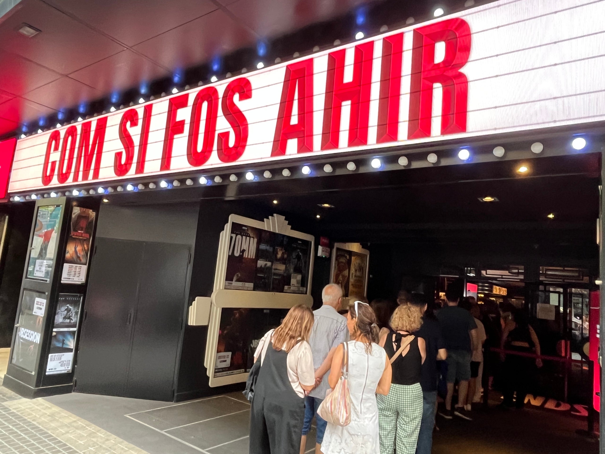 El público entrando al cine Phenomena para la gala de final de la 9ª temporada de la serie de TV3 'Com si fos ahir' / S.B.
