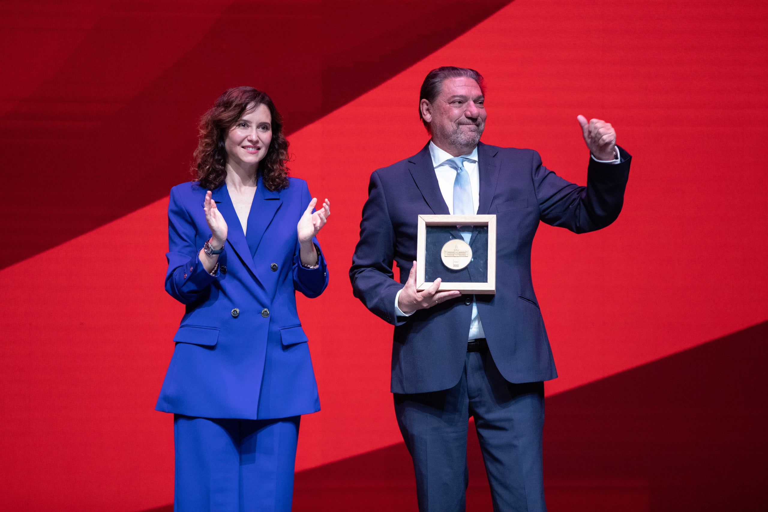 La presidenta de la Comunitat de Madrid, Isabel Díaz-Ayuso, lliura el premi de Cultura al Mecenatge per a la SGAE / Rafael Bastant / Europa Press