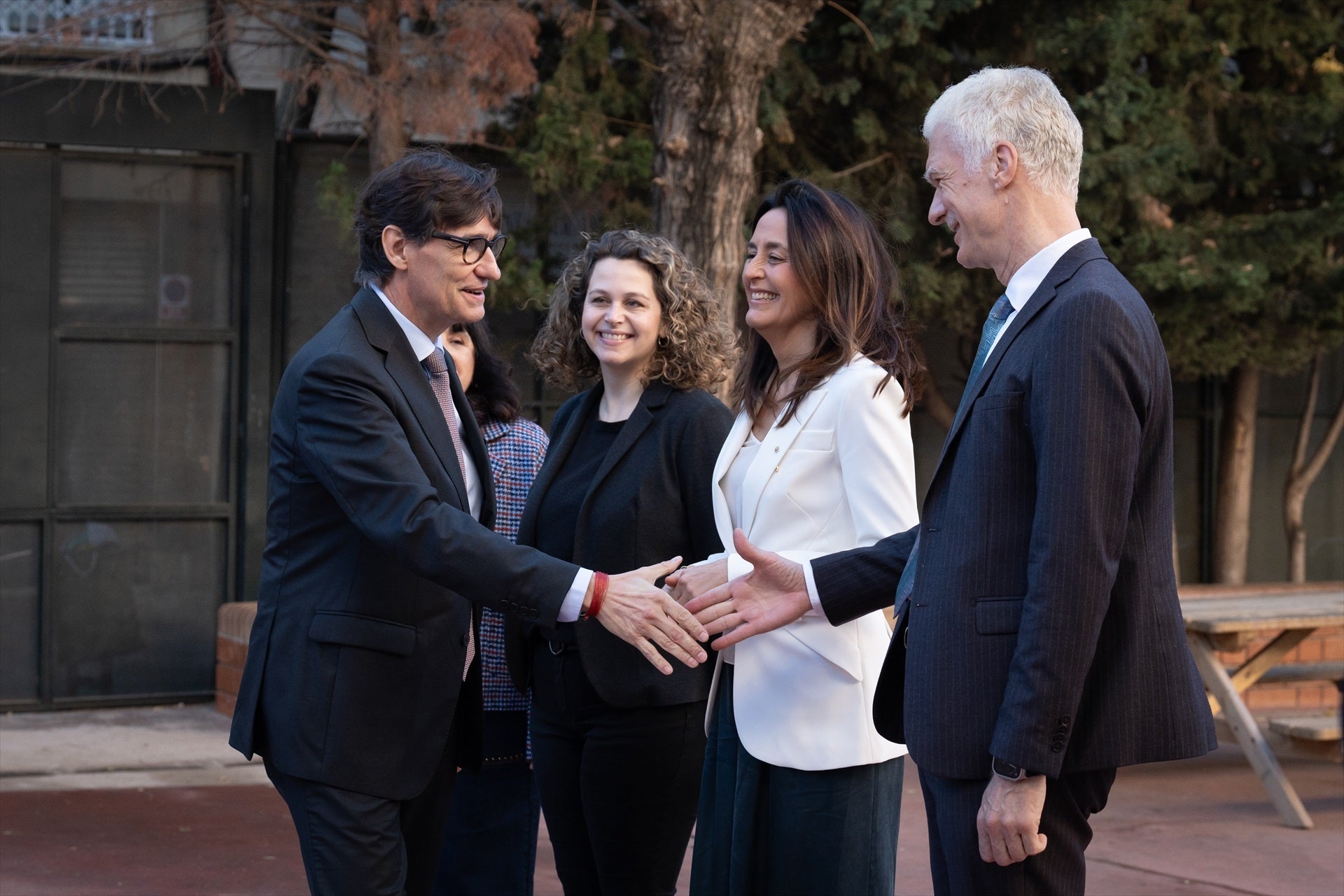 El president Salvador Illa saluda el director d'Educació i Competències de l'OCDE, Andreas Schleicher. La consellera Esther Niubó, darrere somrient |

David Zorrakino / Europa Press