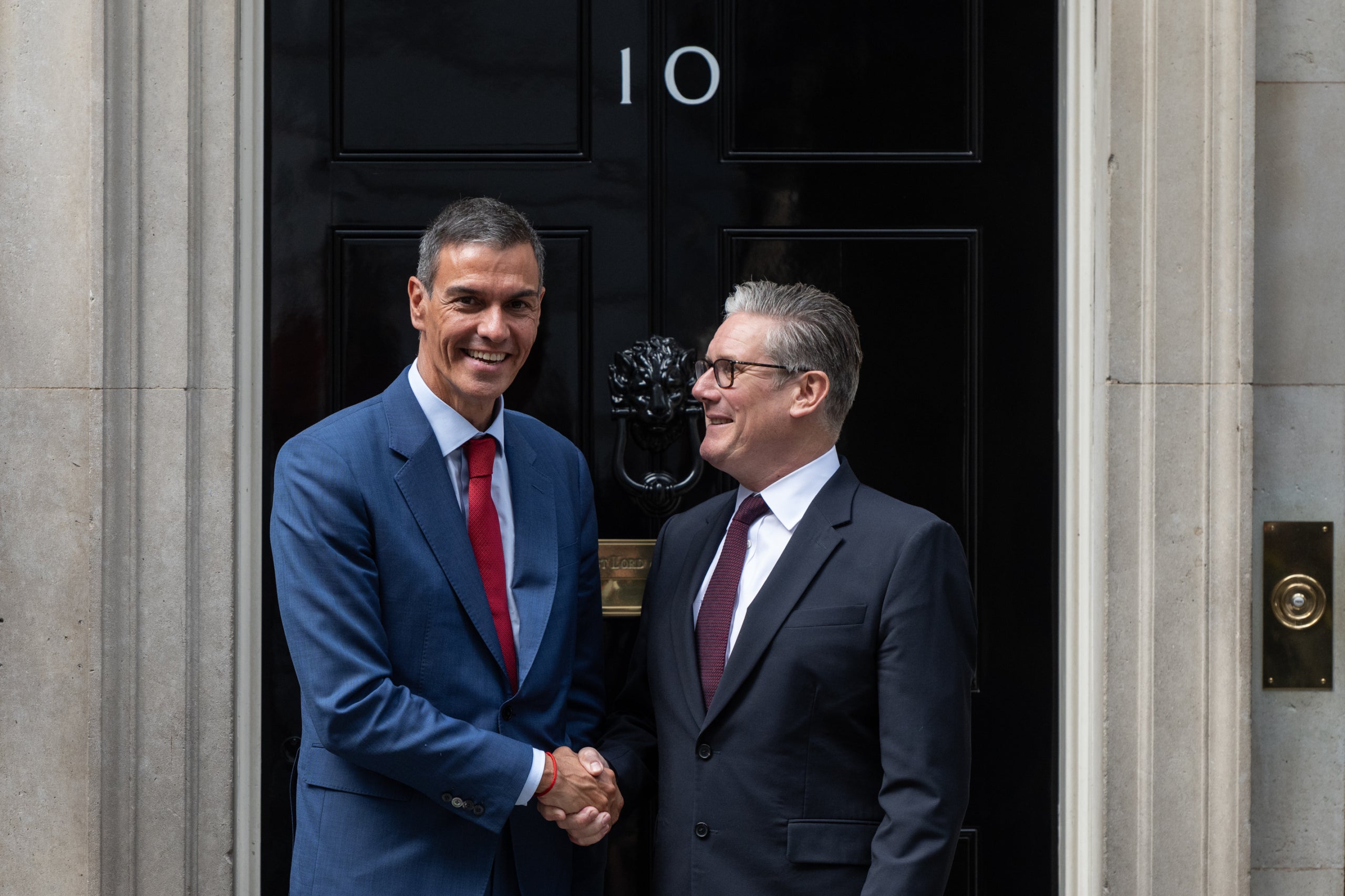 El president del govern espanyol, Pedro Sánchez, saluda el primer ministre britànic, Keir Starmer, en una trobada a Downing Street / Thomas Krych / Europa Press
03/9/2025