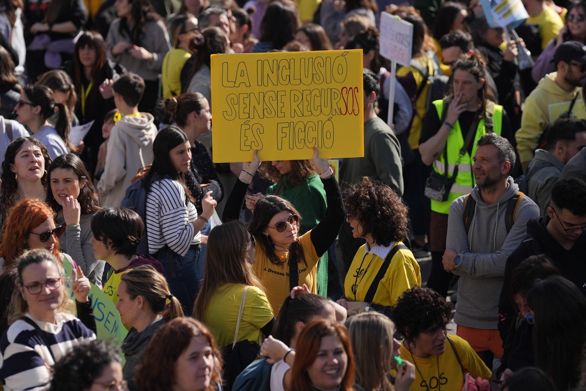 Una pancarta demana més recursos en una manifestació de docents | David Zorrakino / Europa Press