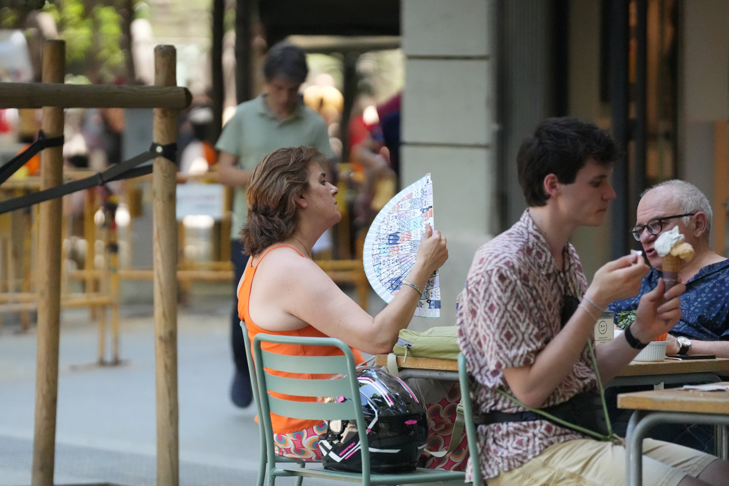 Diverses persones assegudes en una terrassa, a 17 de juny de 2026 / Europa Press
