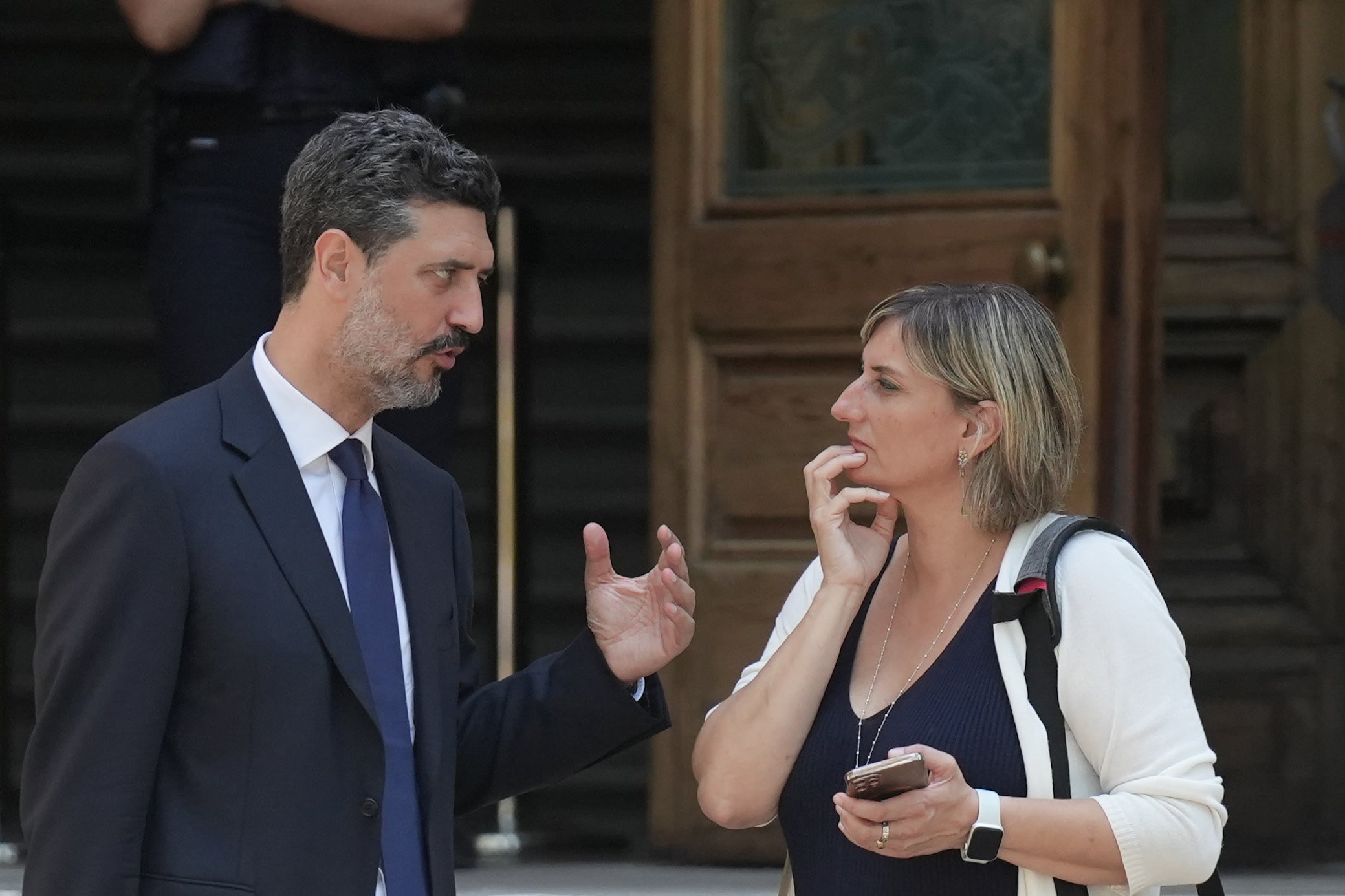 L'exconsellera Alba Vergès i el seu advocat Mariano Bergès, a l'entrada del Palau de Justícia/ David Zorrakino / Europa Press
